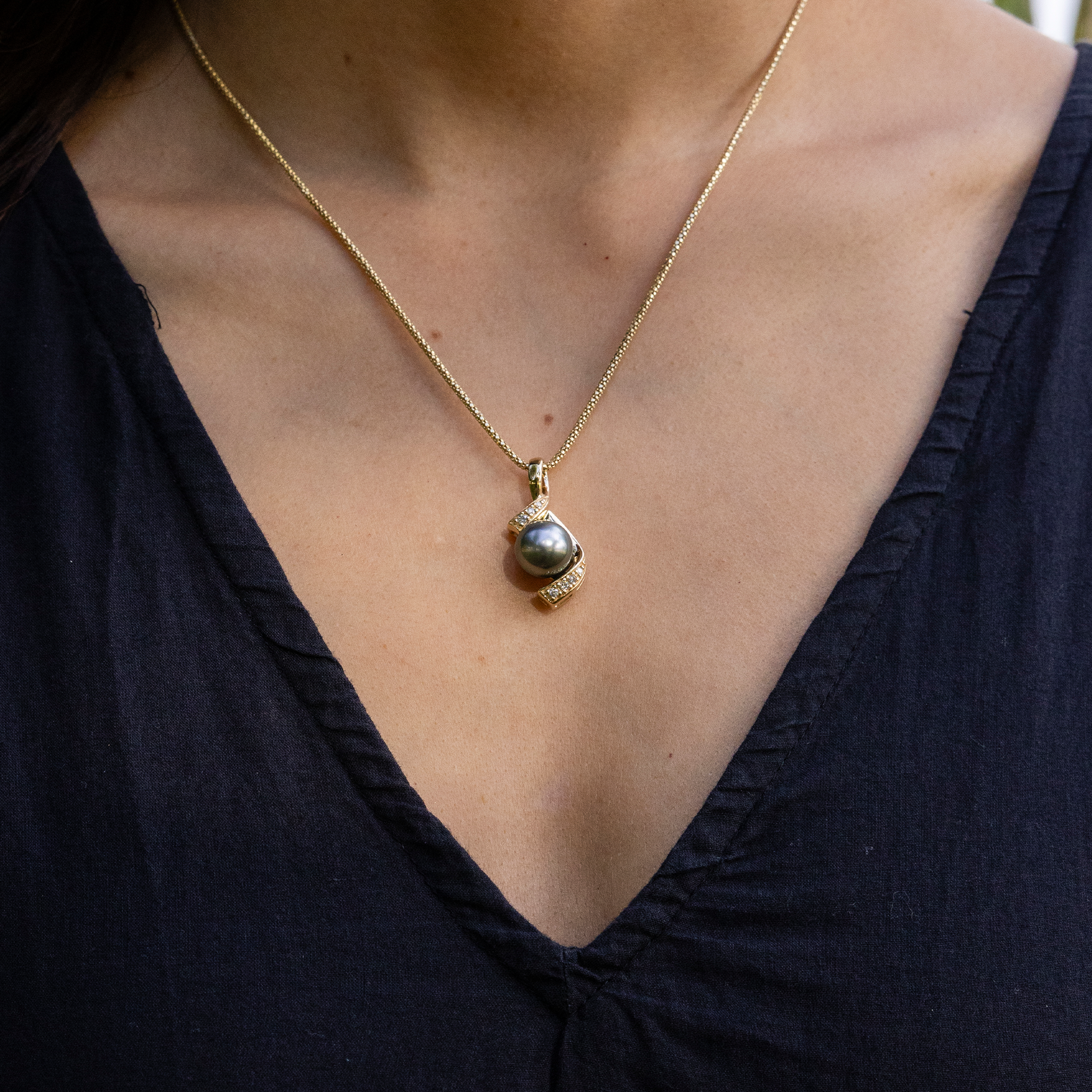 18" Tahitian Black Pearl Pendant Necklace in Gold with Diamonds - 10-11mm
