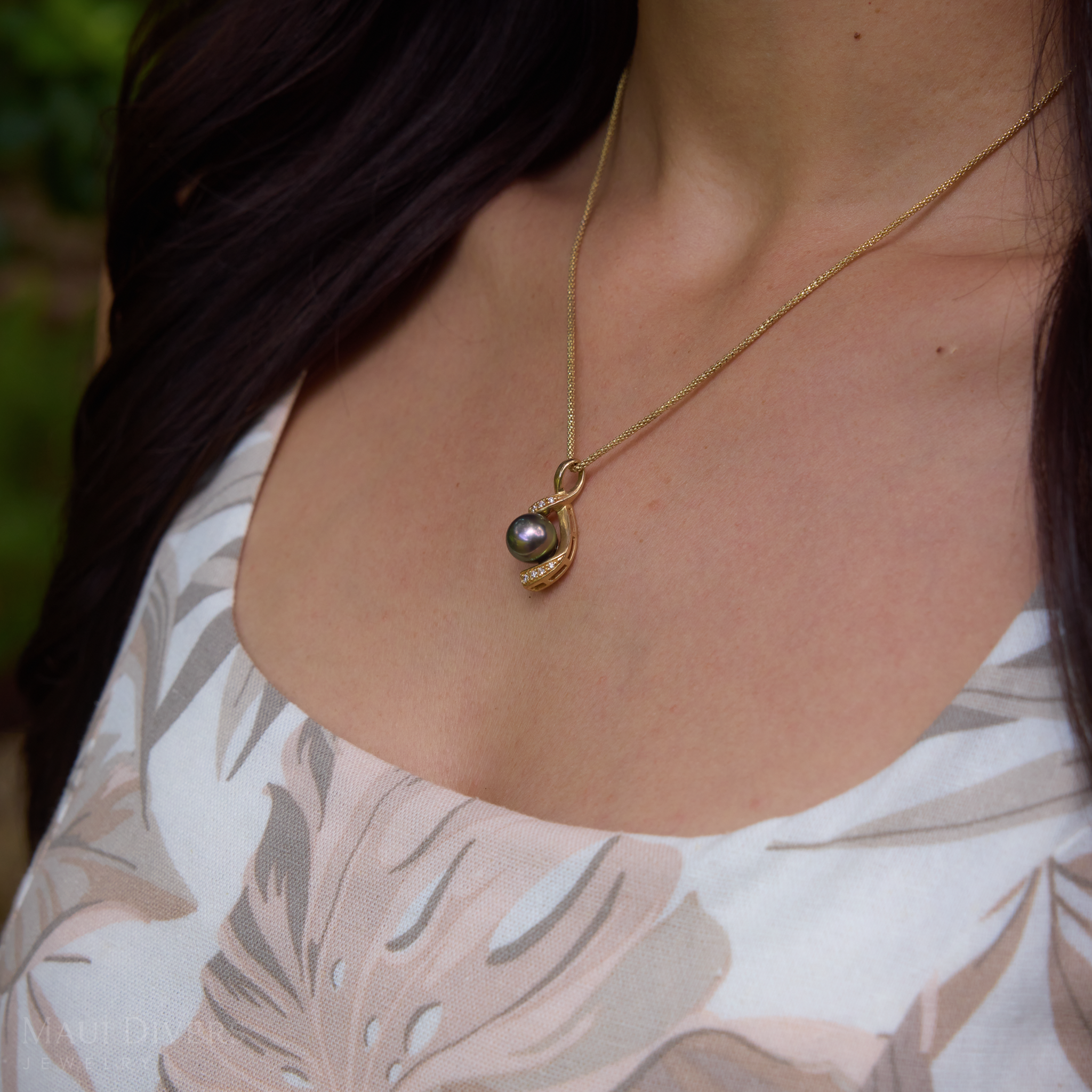 18" Tahitian Black Pearl Pendant Necklace in Gold with Diamonds - 10-11mm