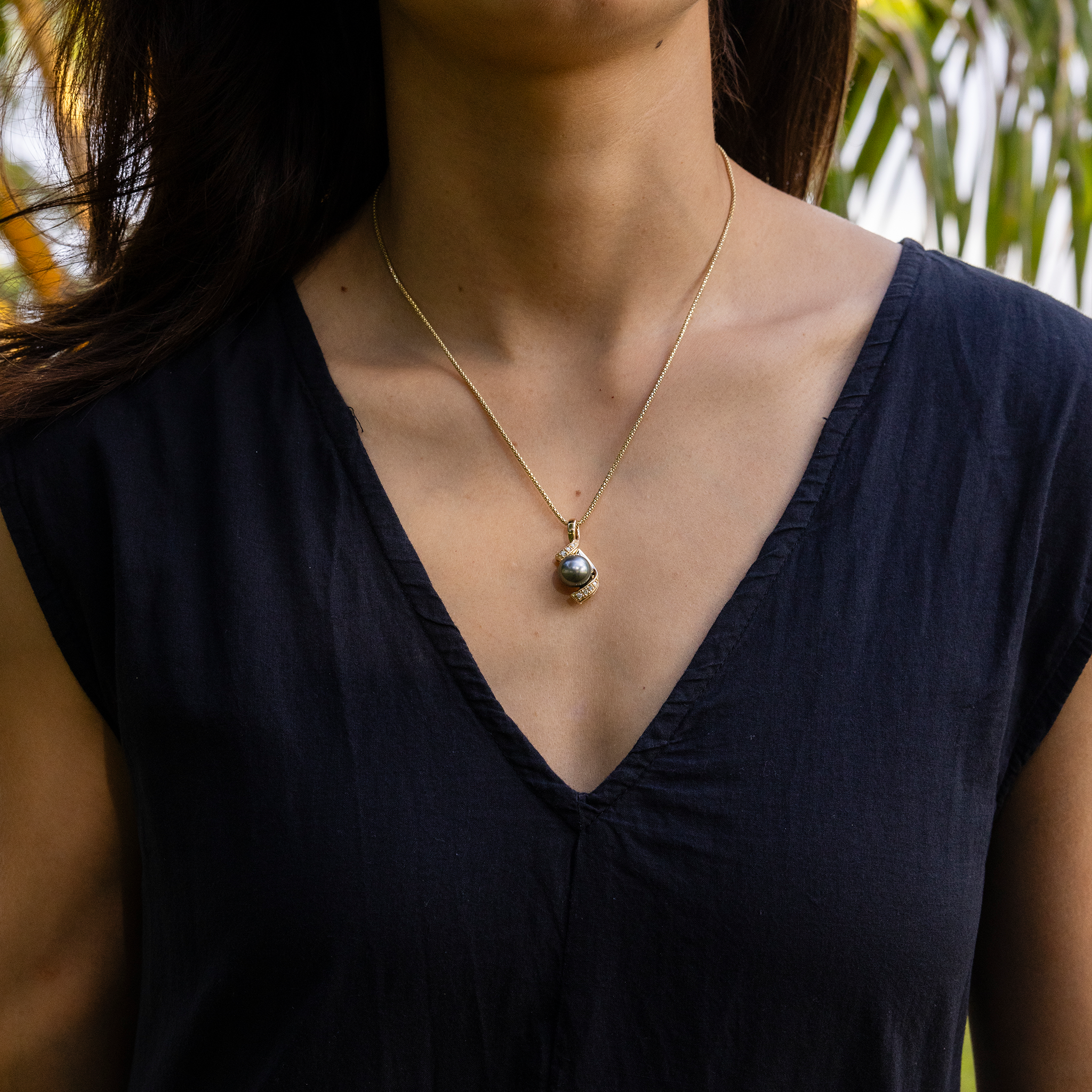 18" Tahitian Black Pearl Pendant Necklace in Gold with Diamonds - 10-11mm