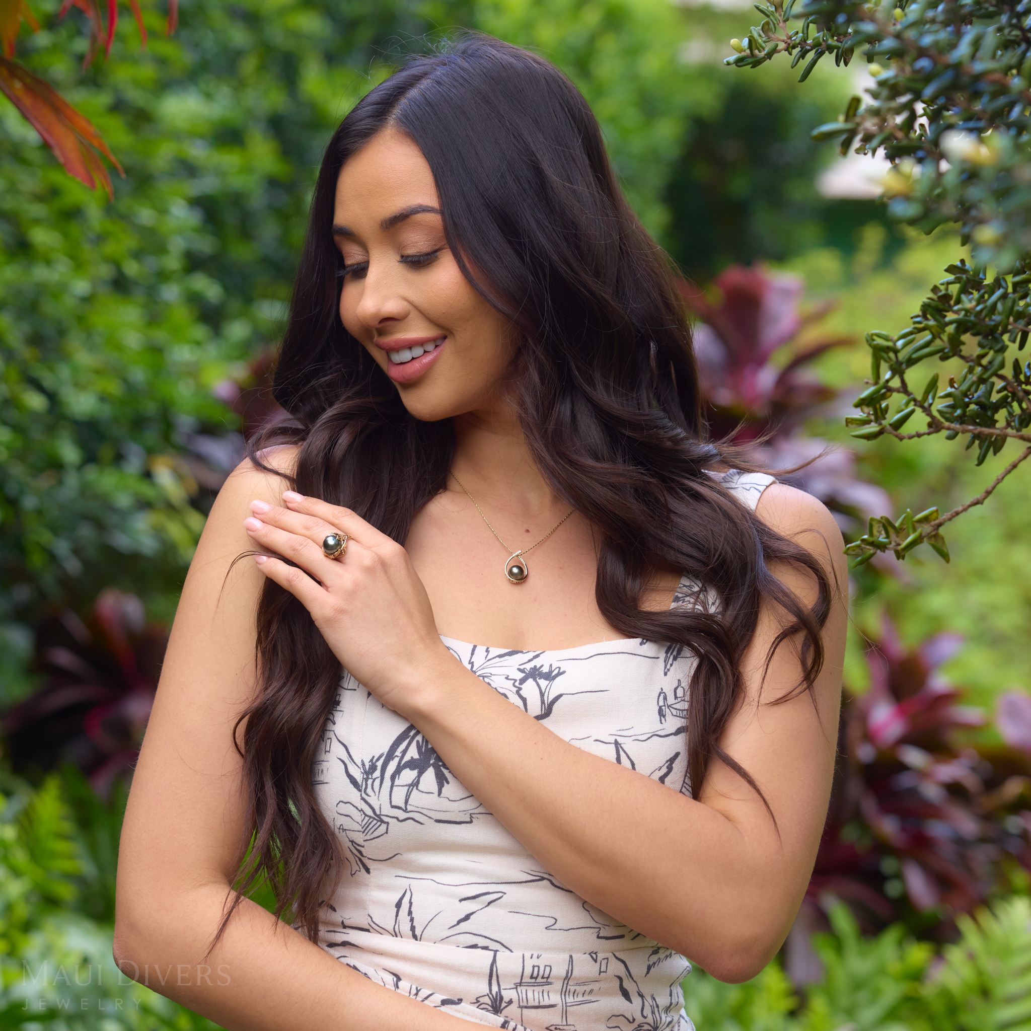 Teardrop Tahitian Black Pearl Pendant in Gold with Diamonds - 10-11mm