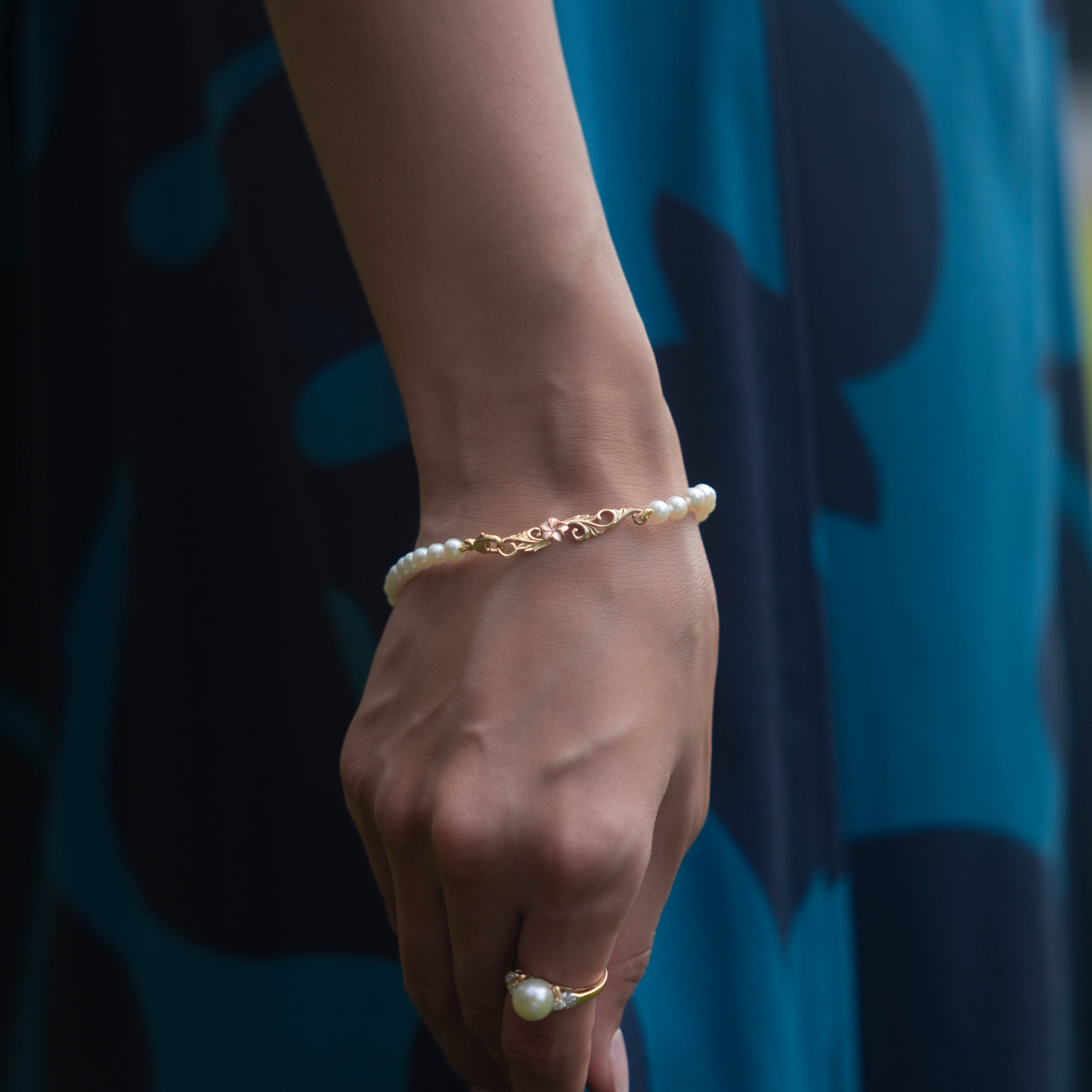 7 - 7.5インチ・ハワイ・ヘイルローム・プラムメリア・フレックスウォーター・ホワイト・パール・ブラクレー・イン・ダイアモンド・ダイアモンド