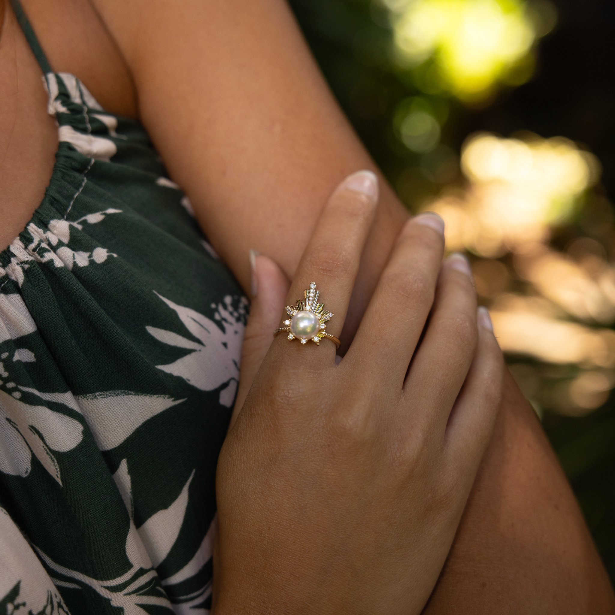 E Hoʻāla Akoya White Pearl Ring in Gold with Diamonds - 21mm