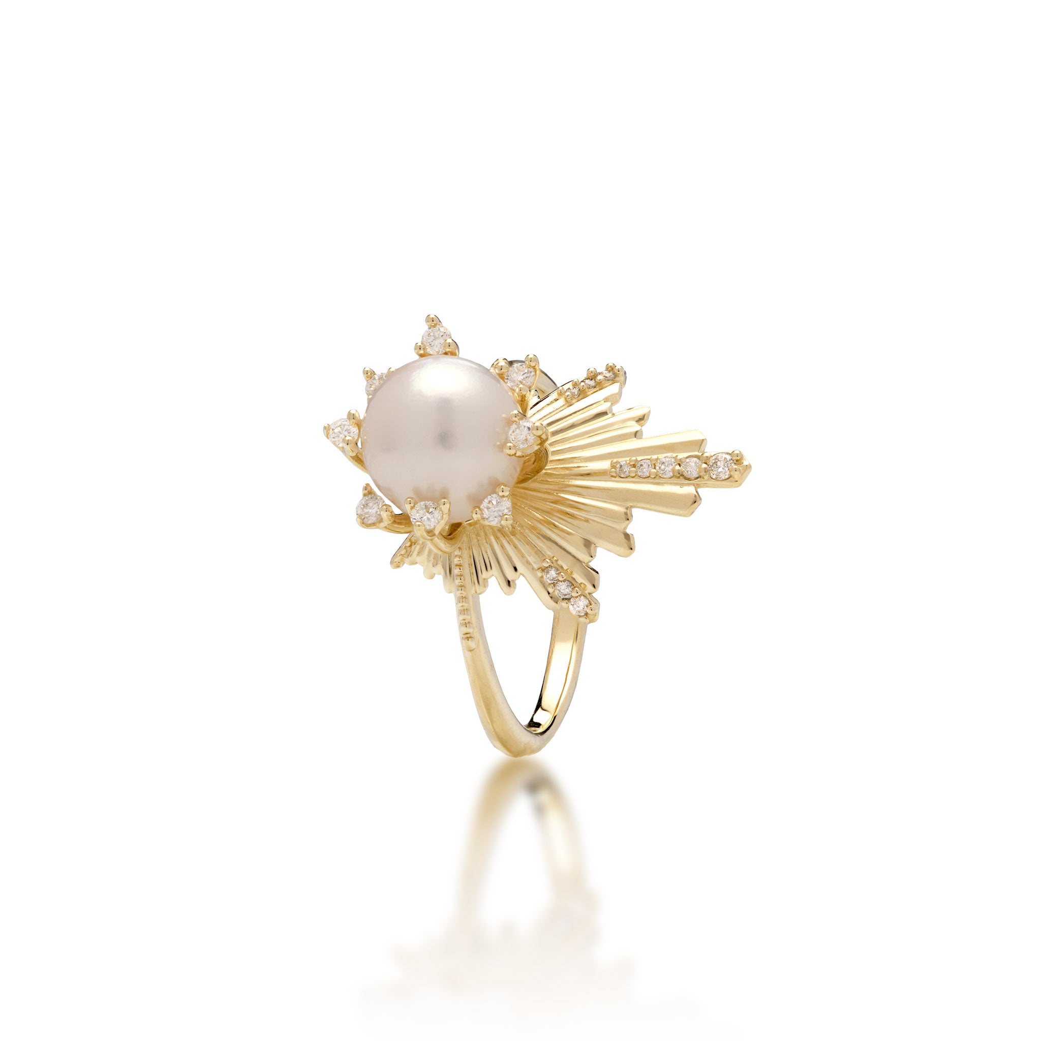 E Hoʻāla Akoya White Pearl Ring in Gold with Diamonds - 21mm