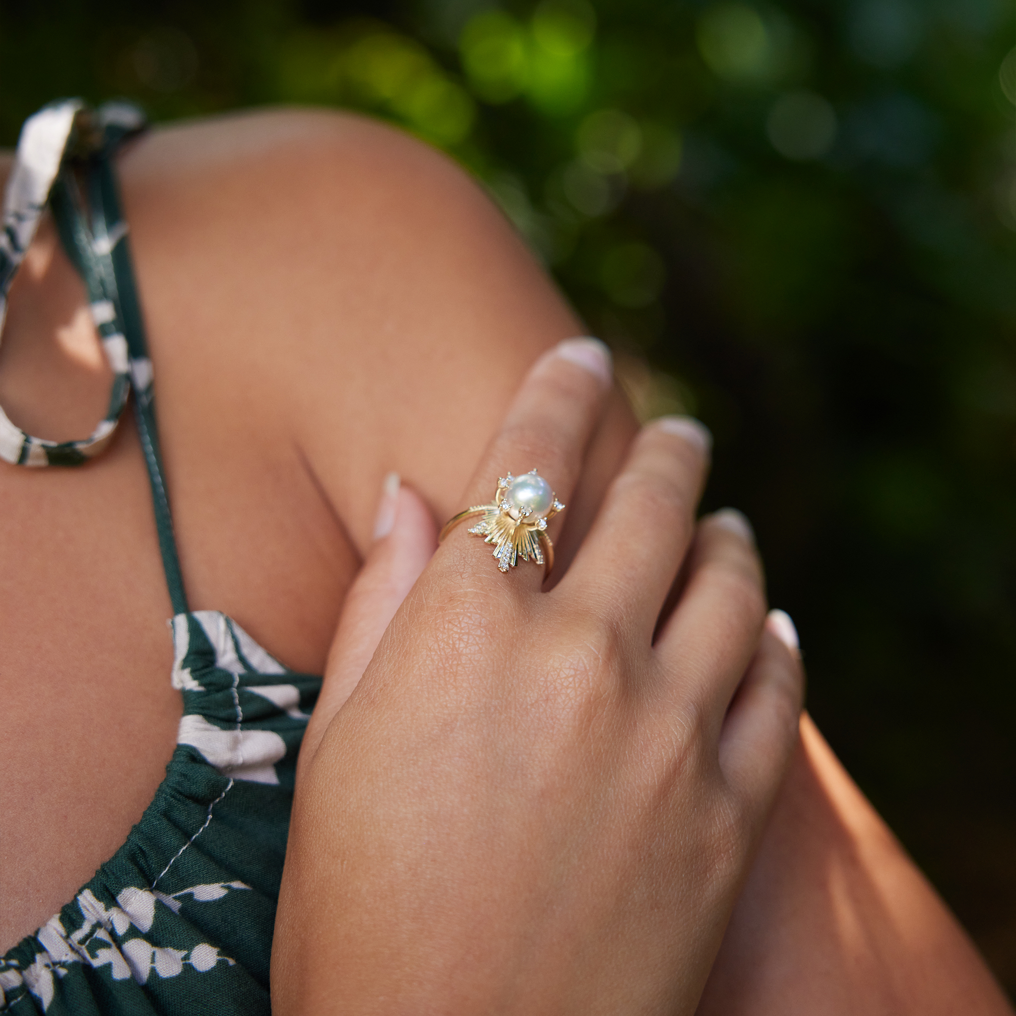 E Hoʻāla Akoya White Pearl Ring in Gold with Diamonds - 21mm
