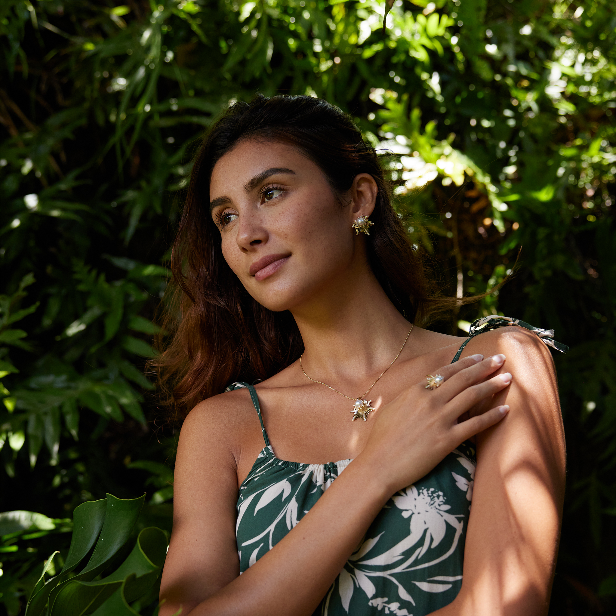 E Hoʻāla Akoya White Pearl Ring in Gold with Diamonds - 21mm