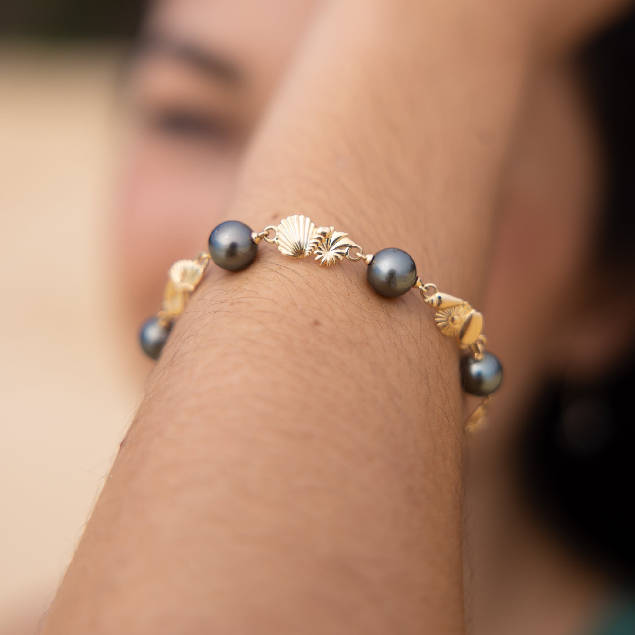 調整可能な貝殻タヒチアンブラックパールブレスレットの金 - サイズ7.5 "