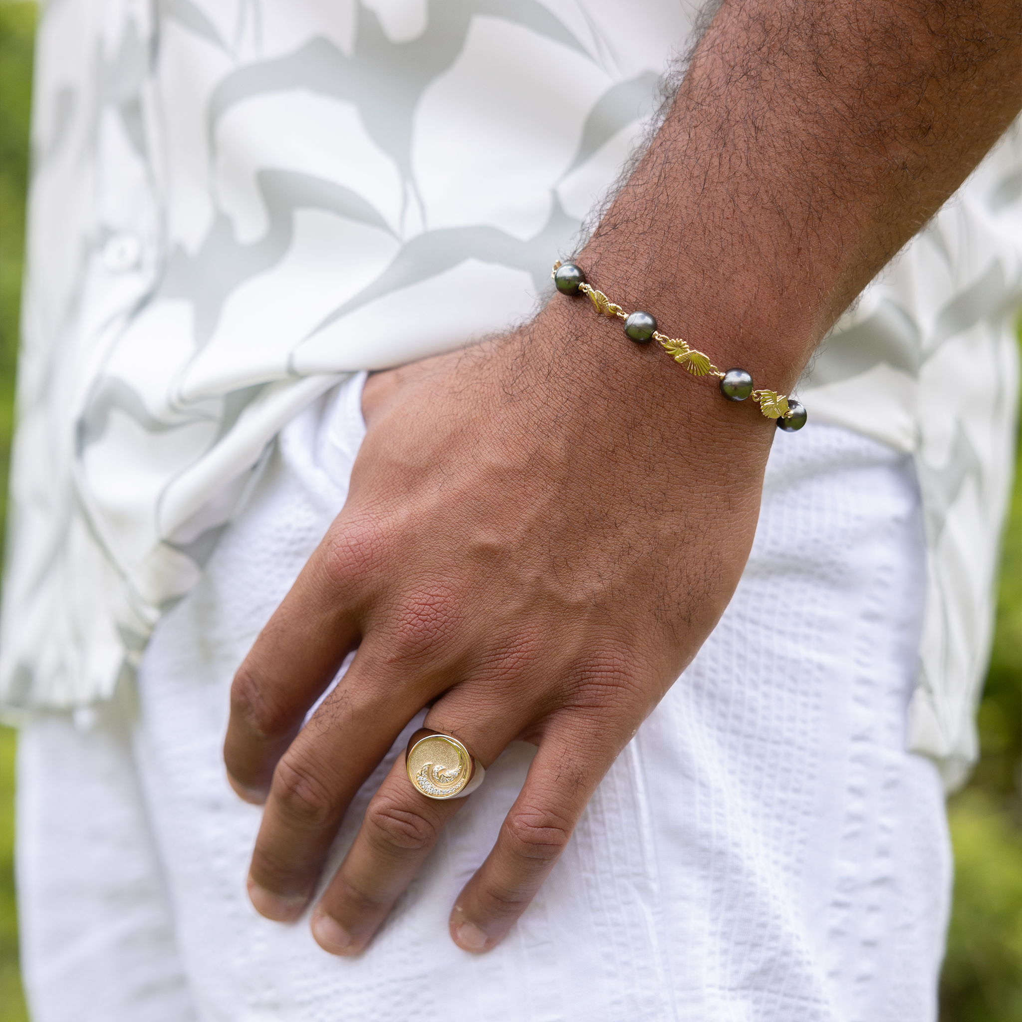 調整可能な貝殻タヒチアンブラックパールブレスレットの金 - サイズ7.5 "