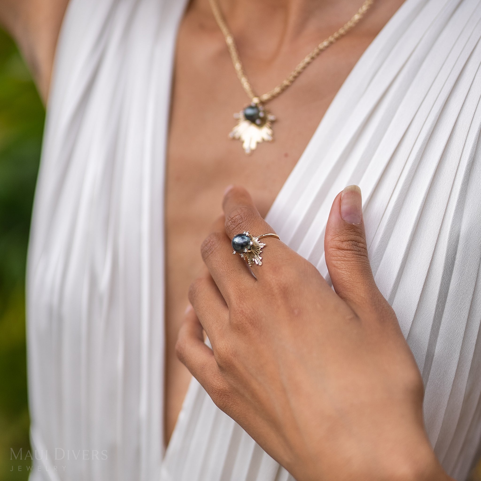 E Hoʻāla Tahitian Black Pearl Ring in Gold with Diamonds - 21mm