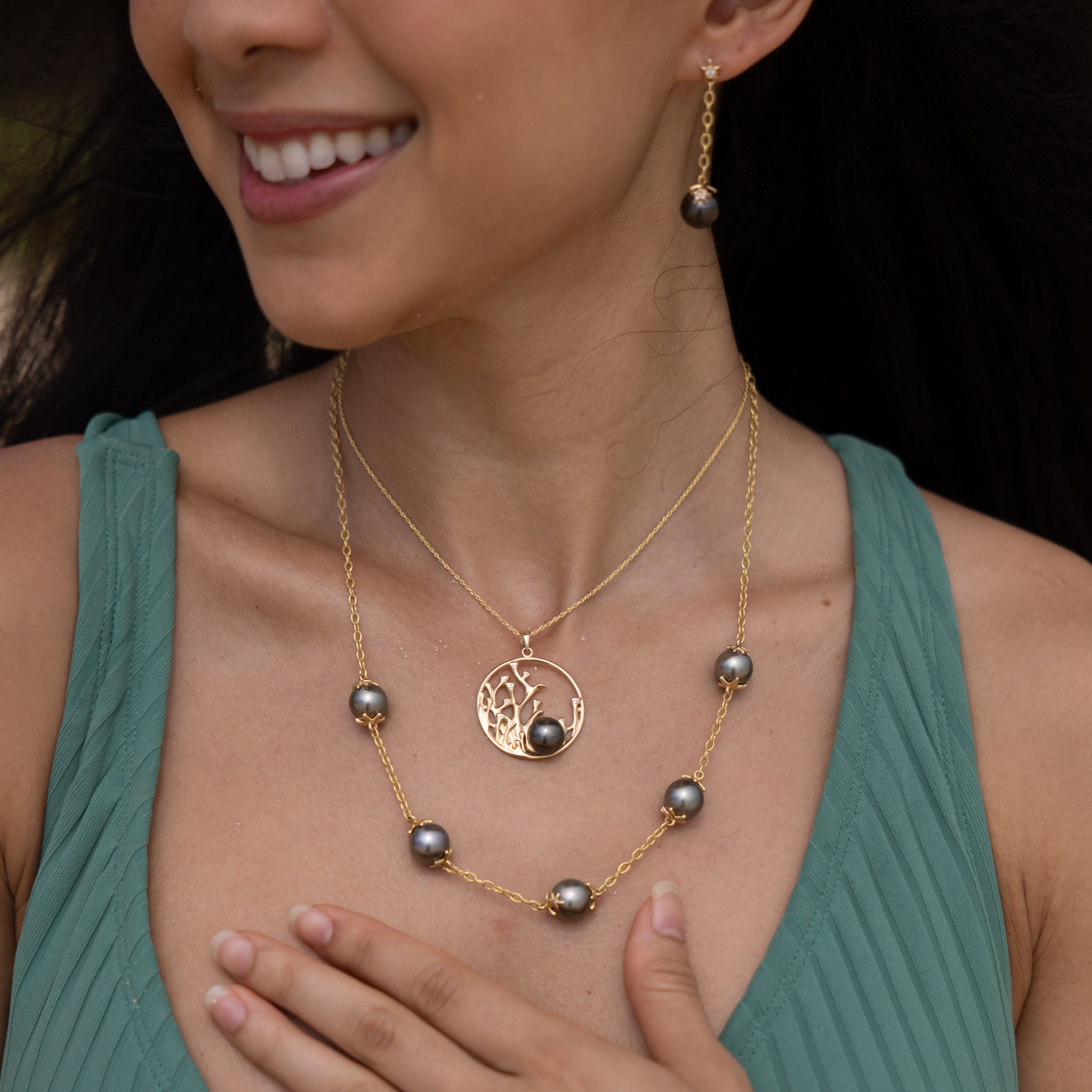 Reefs Tahitian Black Pearl Pendant in Gold with Diamonds - 30mm