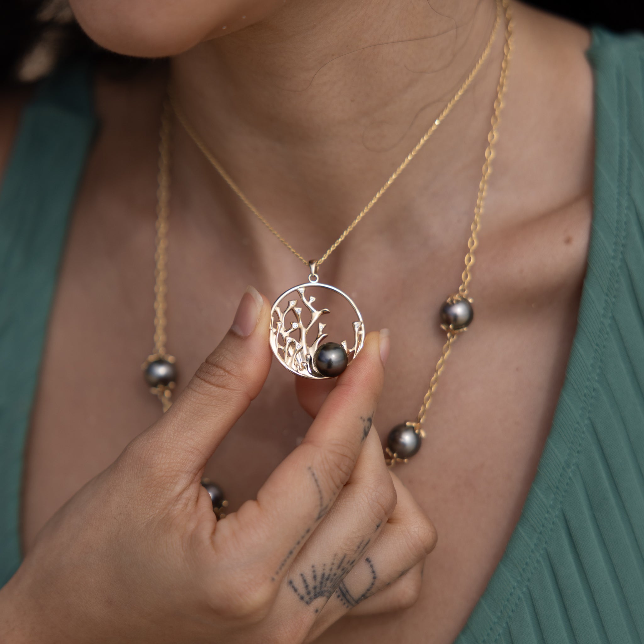 Reefs Tahitian Black Pearl Pendant in Gold with Diamonds - 30mm