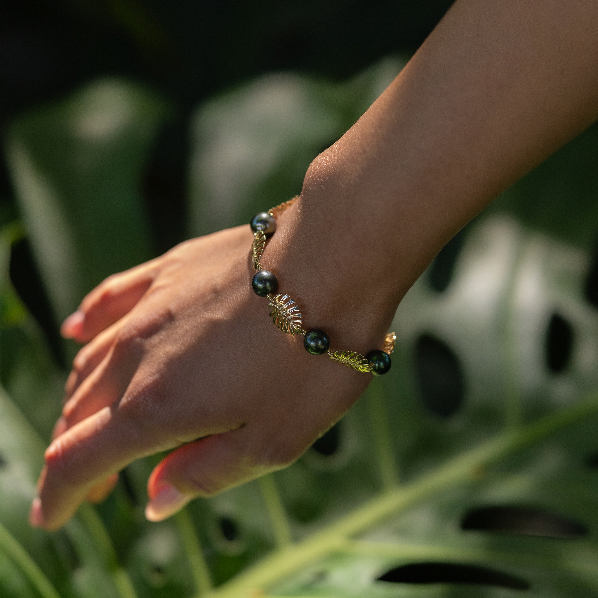 7.5-8.5 "調整可能なモンステラタヒチアンブラックパールブレスレットの金-8-9mm