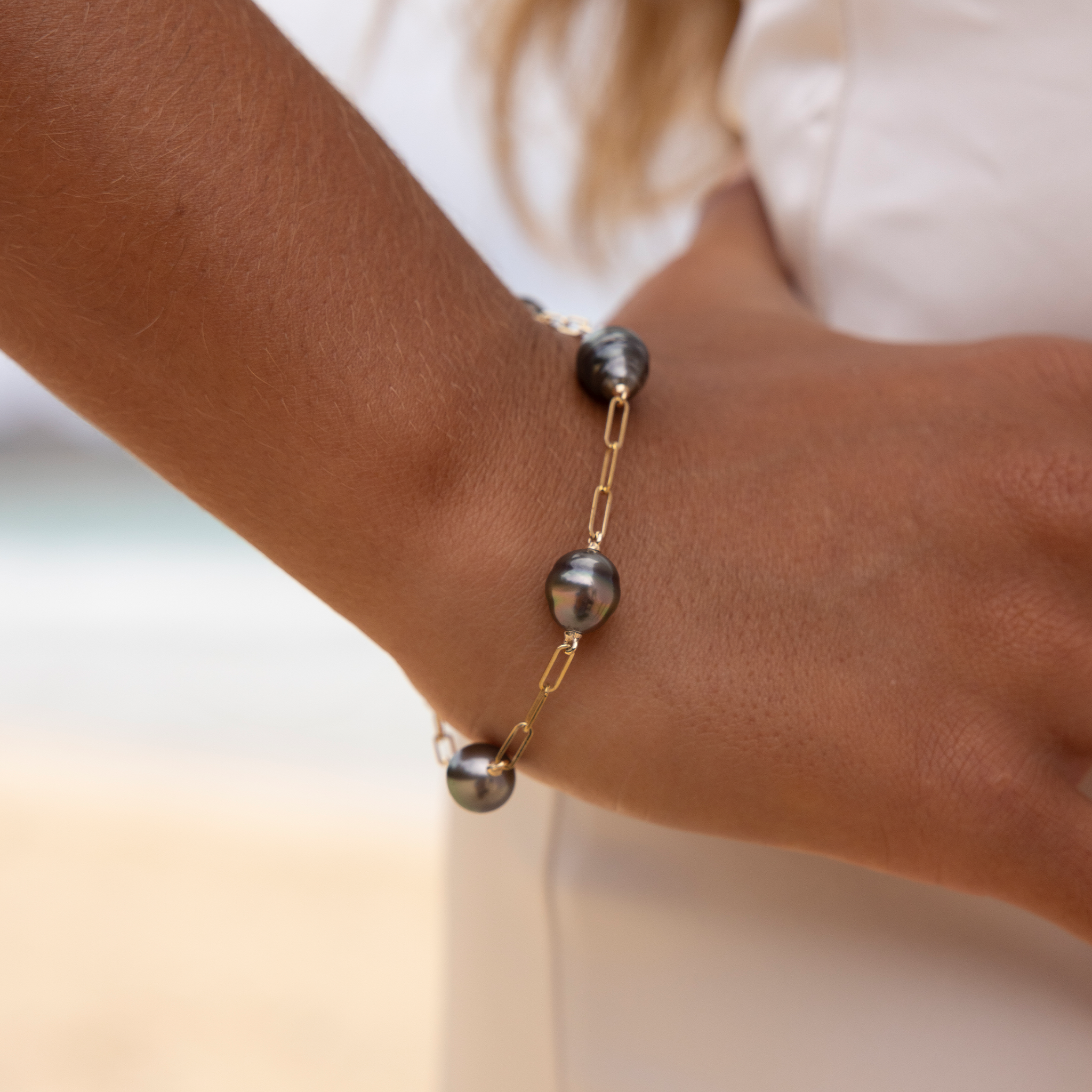 7.5-8" Paperclip Chain Tahitian Black Pearl Bracelet in Gold - 9-10mm