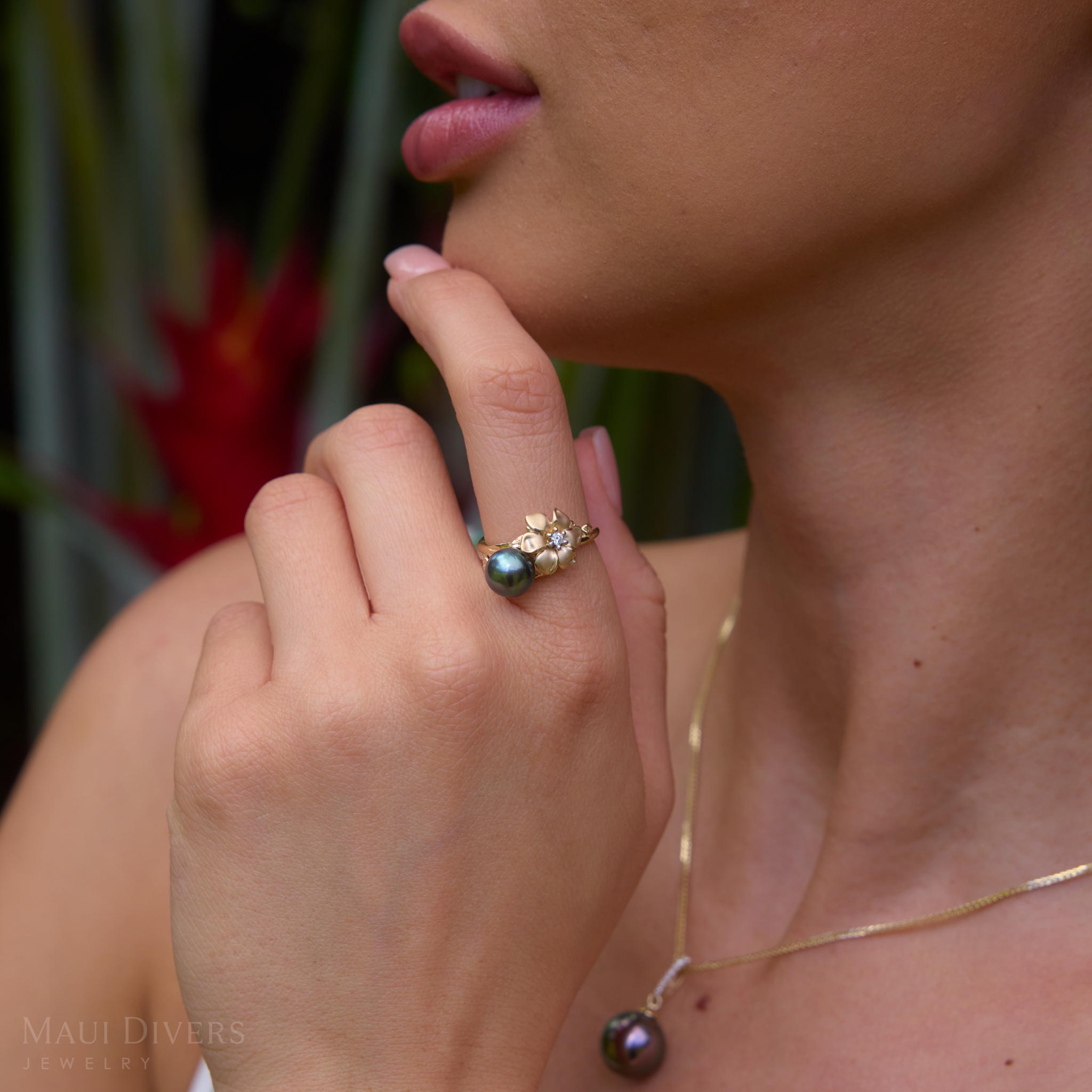 Nāʻū Tahitian Black Pearl Ring in Gold with Diamond - 7-8mm