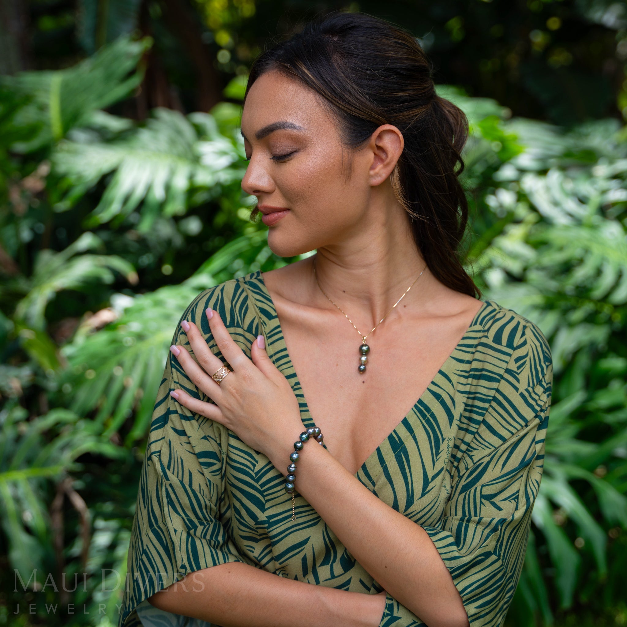 7.5-9" Adjustable Tahitian Black Pearl Bracelet in Gold - 10-12mm