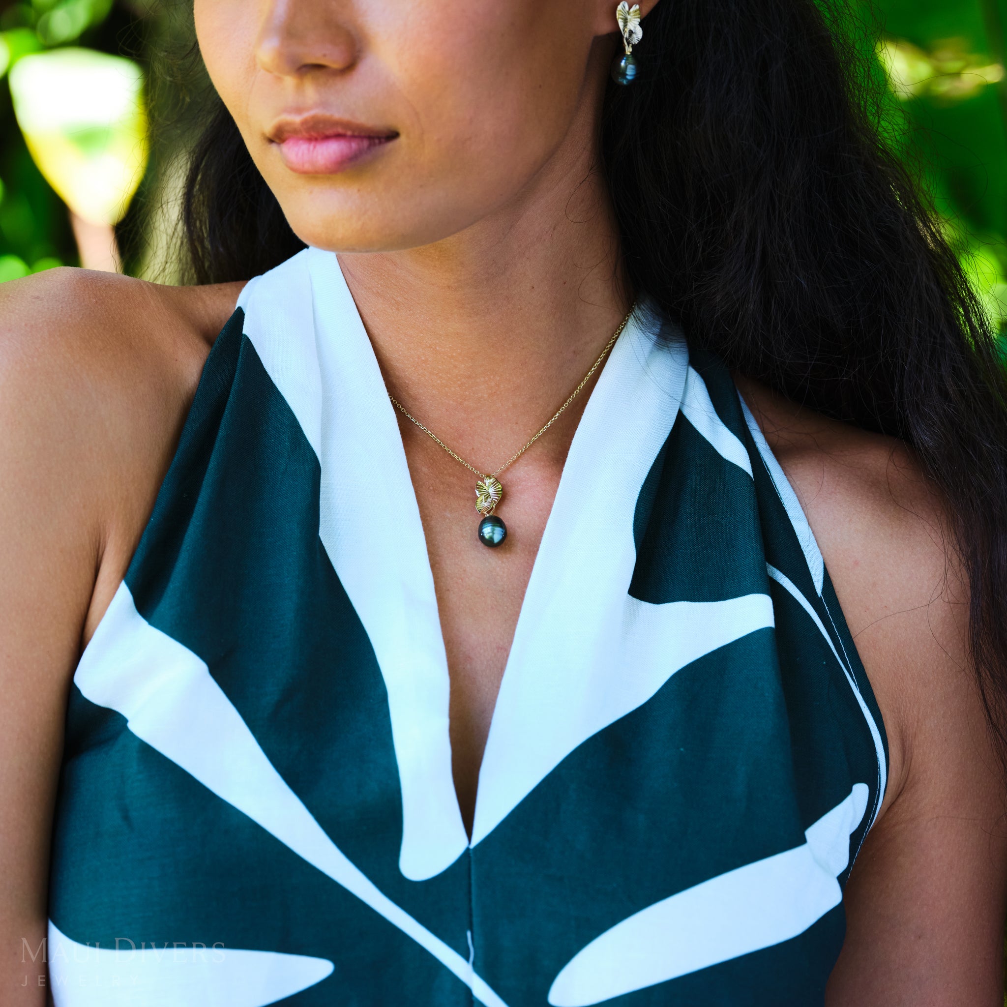 Kalo Circle Tahitian Black Pearl Pendant in Gold - 10-12mm