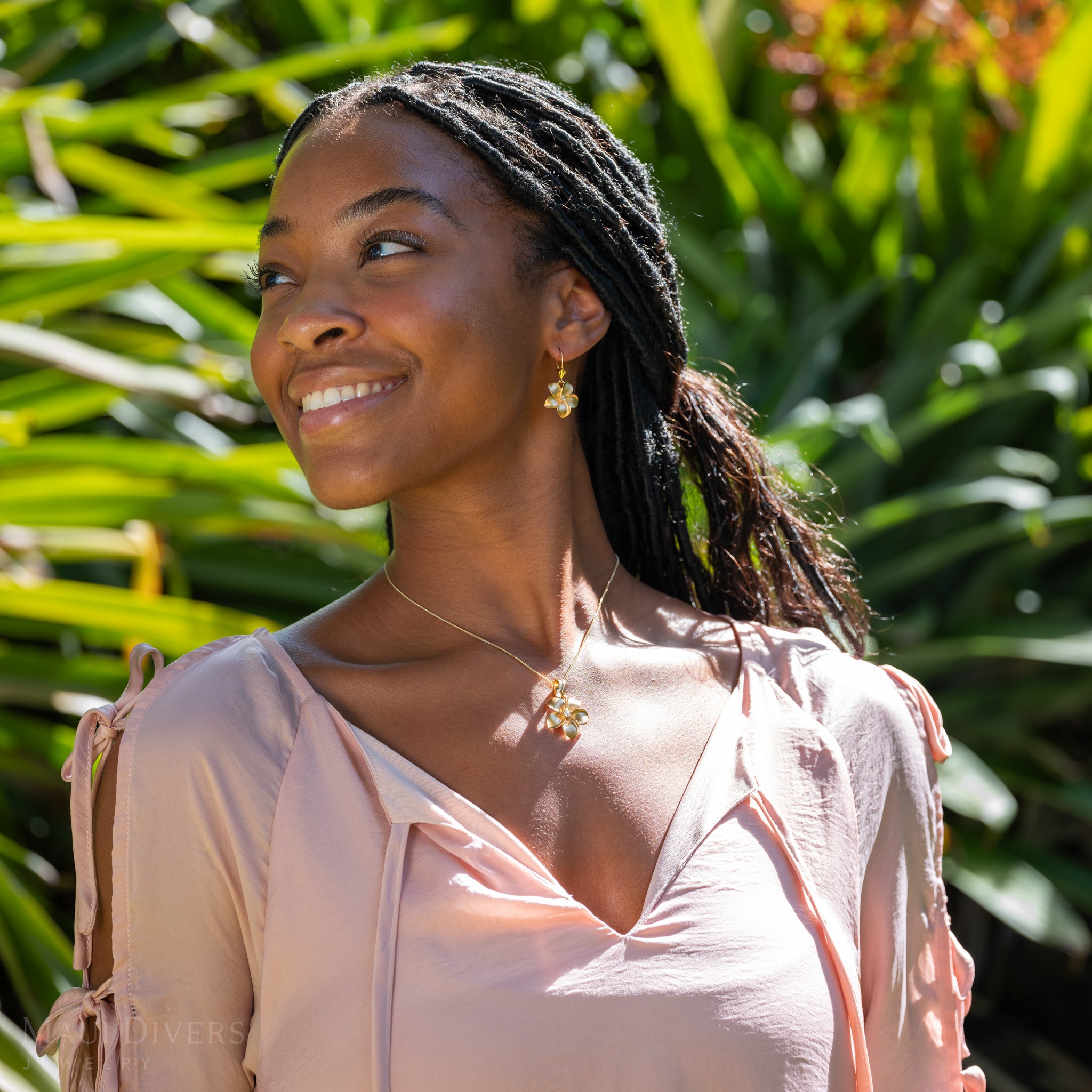 Plumeria Pendant in Gold with Diamond - 23mm