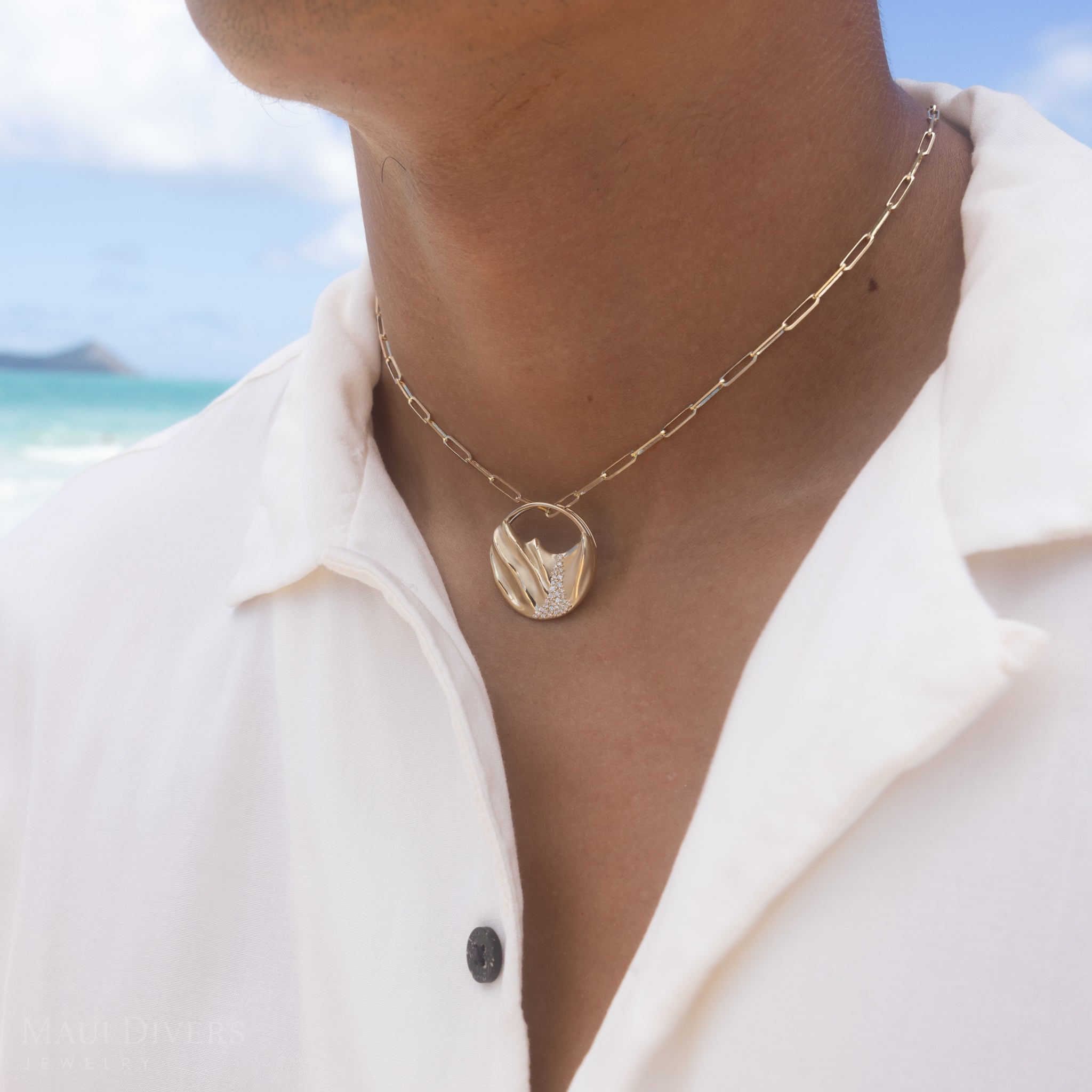 Koʻolau Waterfall Pendant in Gold with Diamonds - 26mm