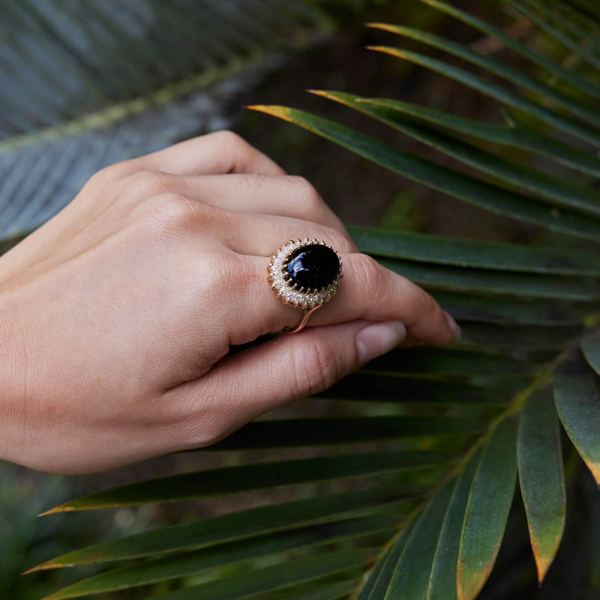 王女Ka'iulani Black Coral Ring in Golds withダイヤモンド - 16mm