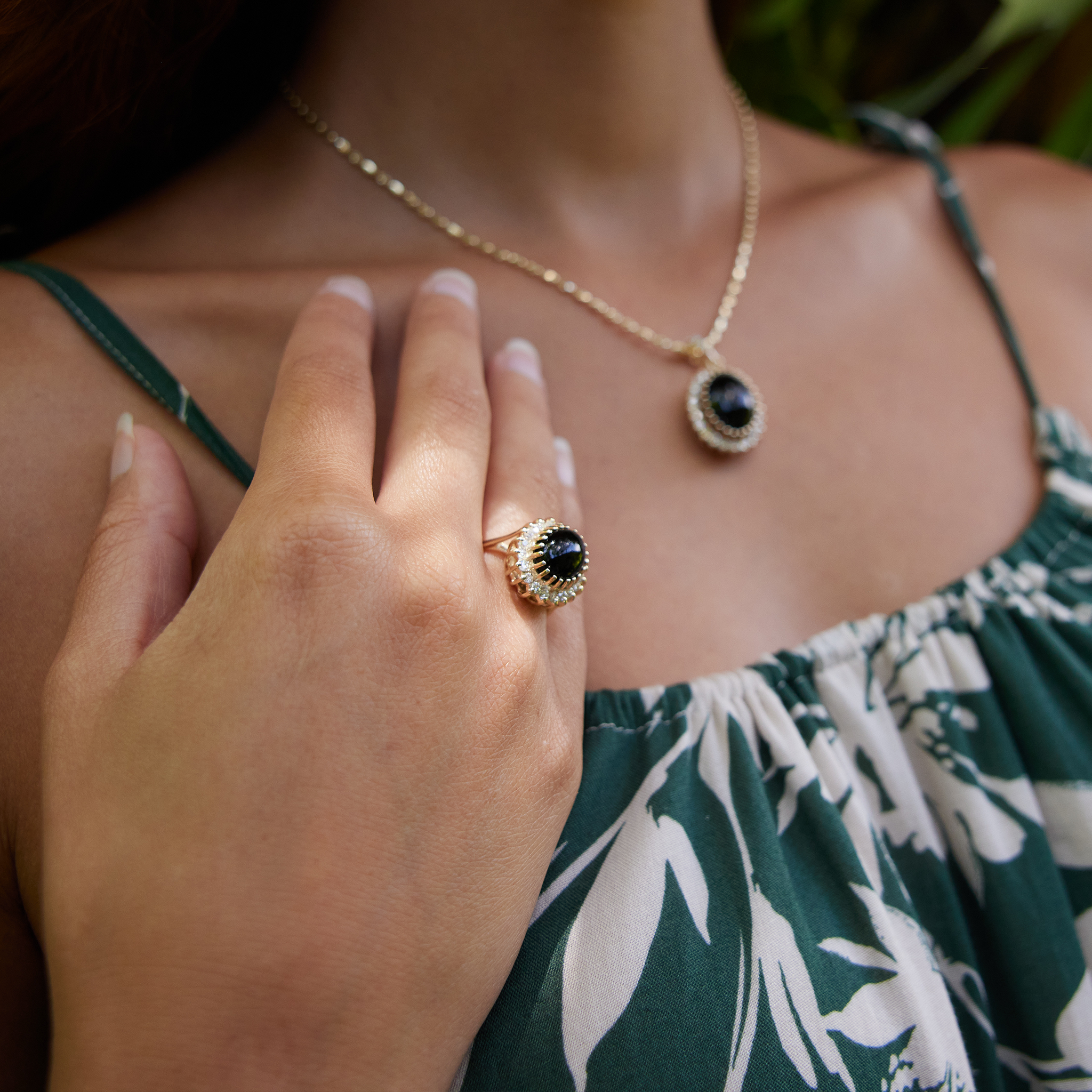 ダイヤモンドとゴールドの王女Ka'iulaniブラックコーラルリング - 11mm