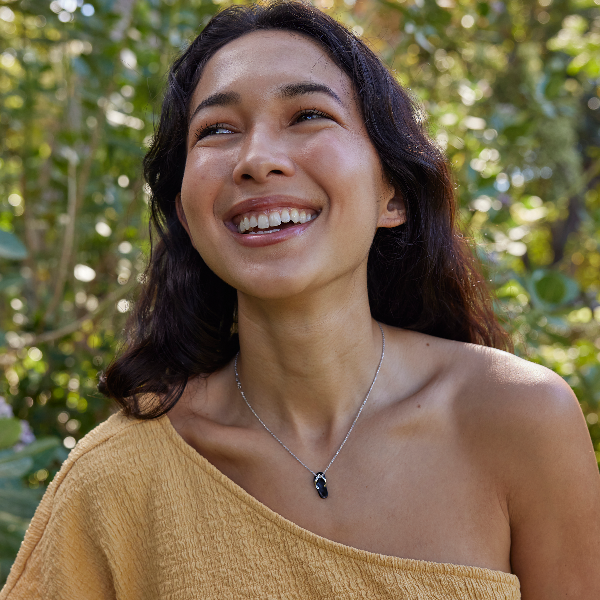 Black Coral Slipper Pendant in White Gold - 20mm