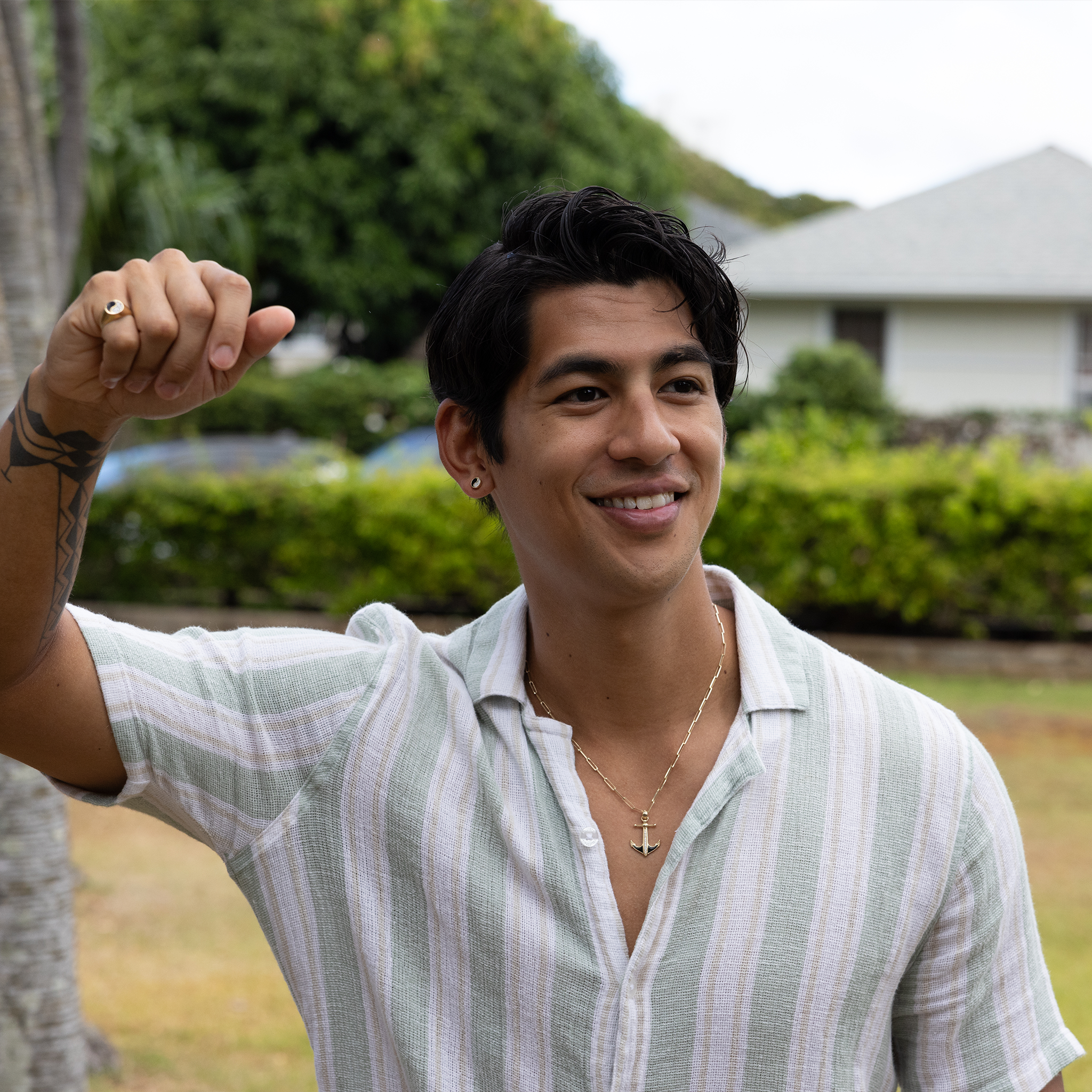 ゴールドの陰陽の黒いコーラルイヤリング - 7.5mm