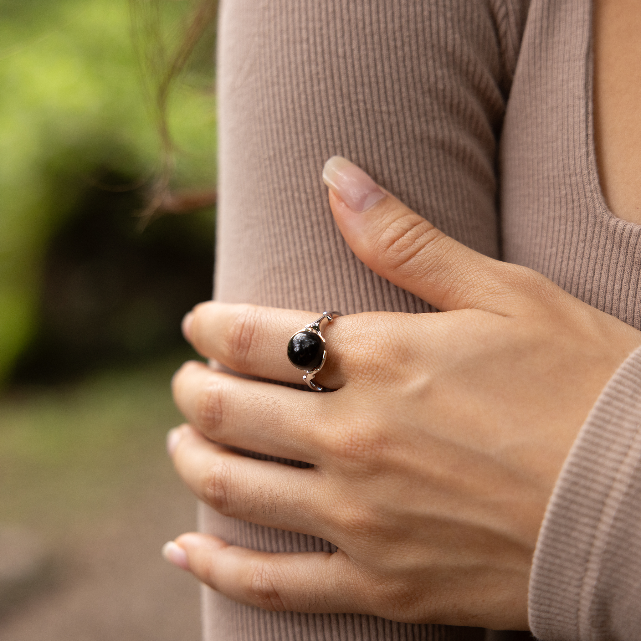 ホワイトゴールドのヘリテージブラックサンゴリング