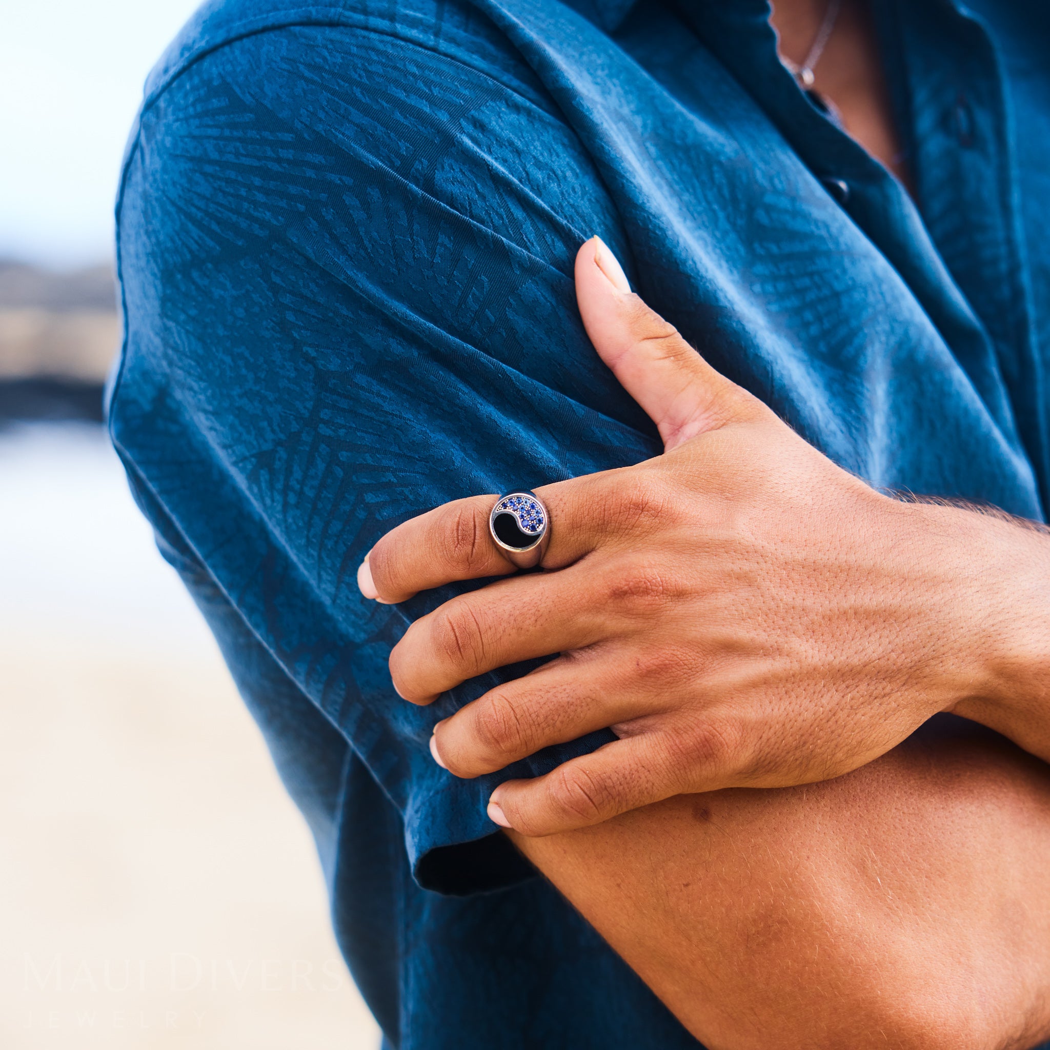 青い金の陰陽の黒いコーラルリング青いサファイアと青いサファイア - 17.5mm