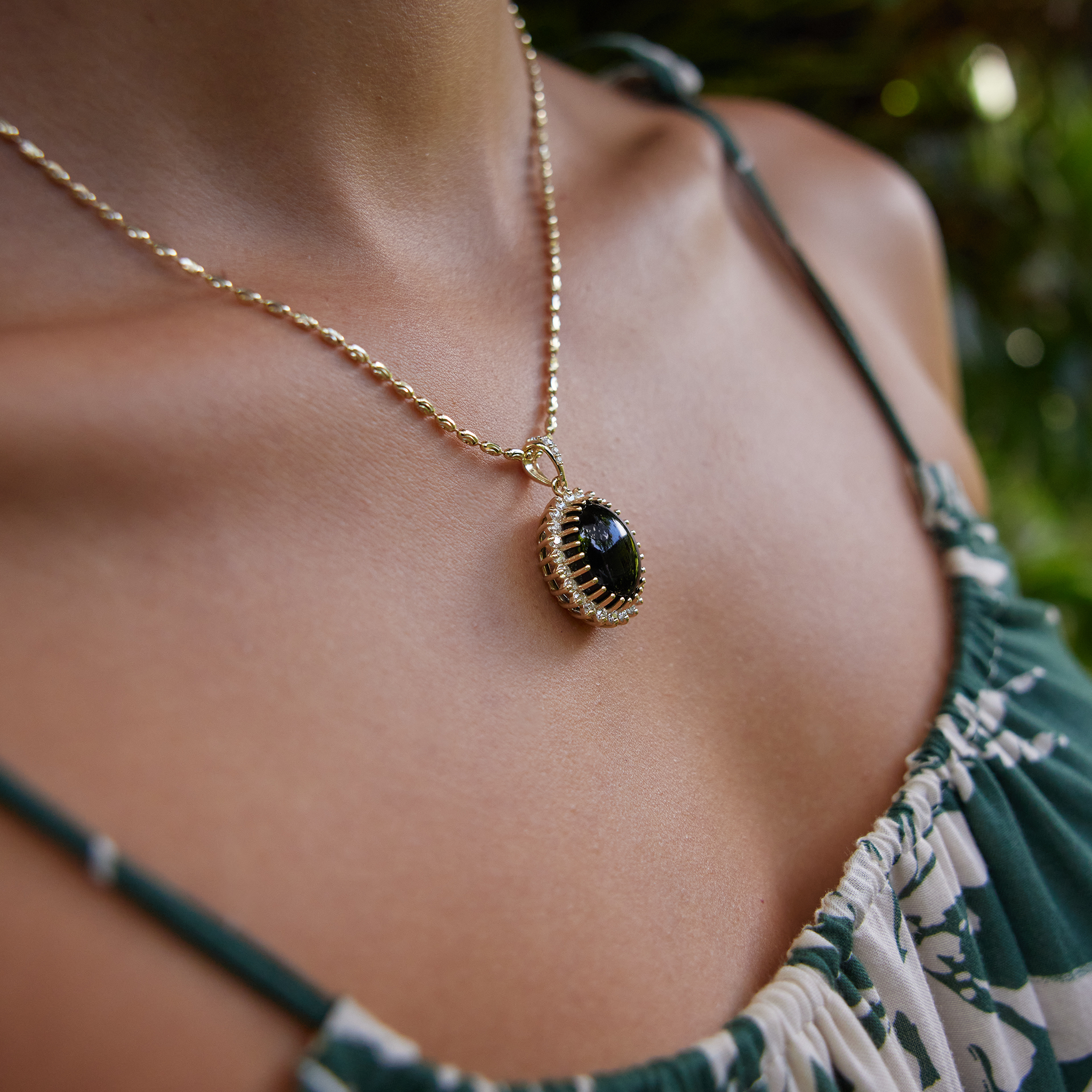 Princess Ka‘iulani Black Coral Pendant in Gold with Diamonds - 21.5mm