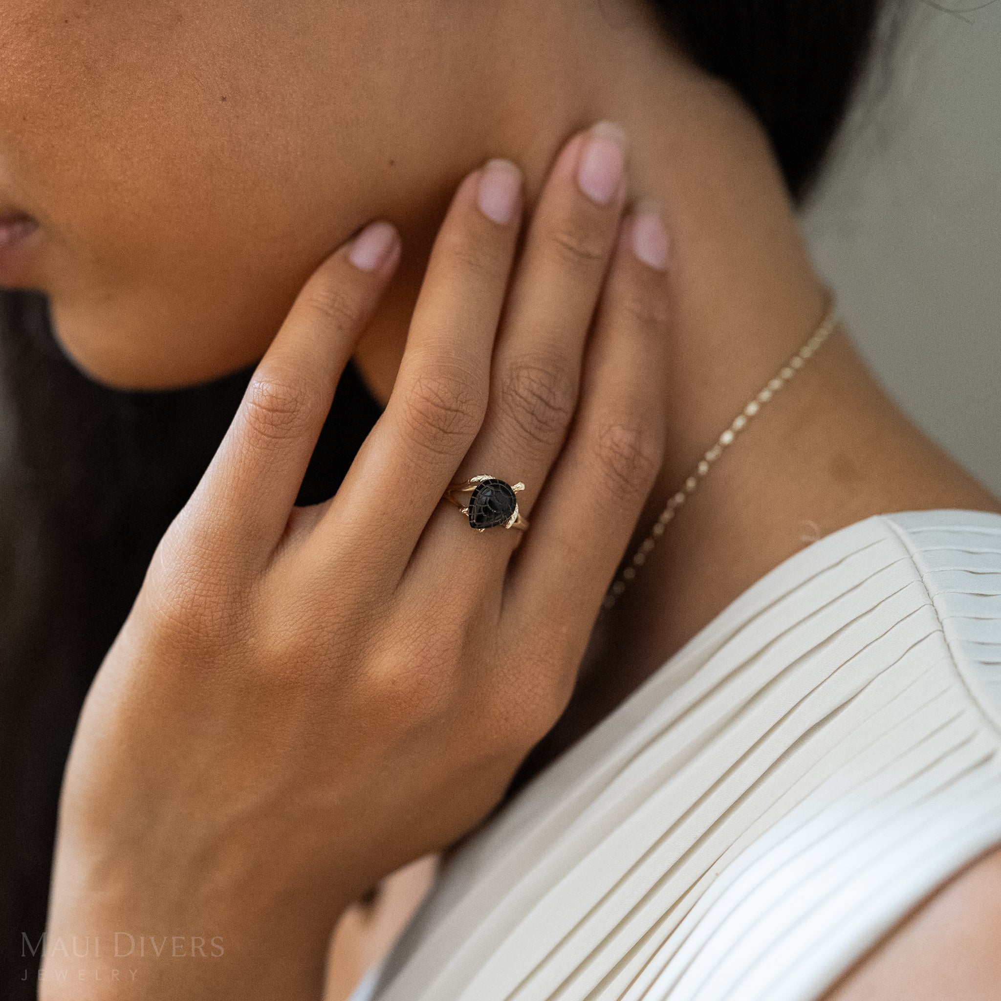 Honu Black Coral Ring in Gold - 11mm