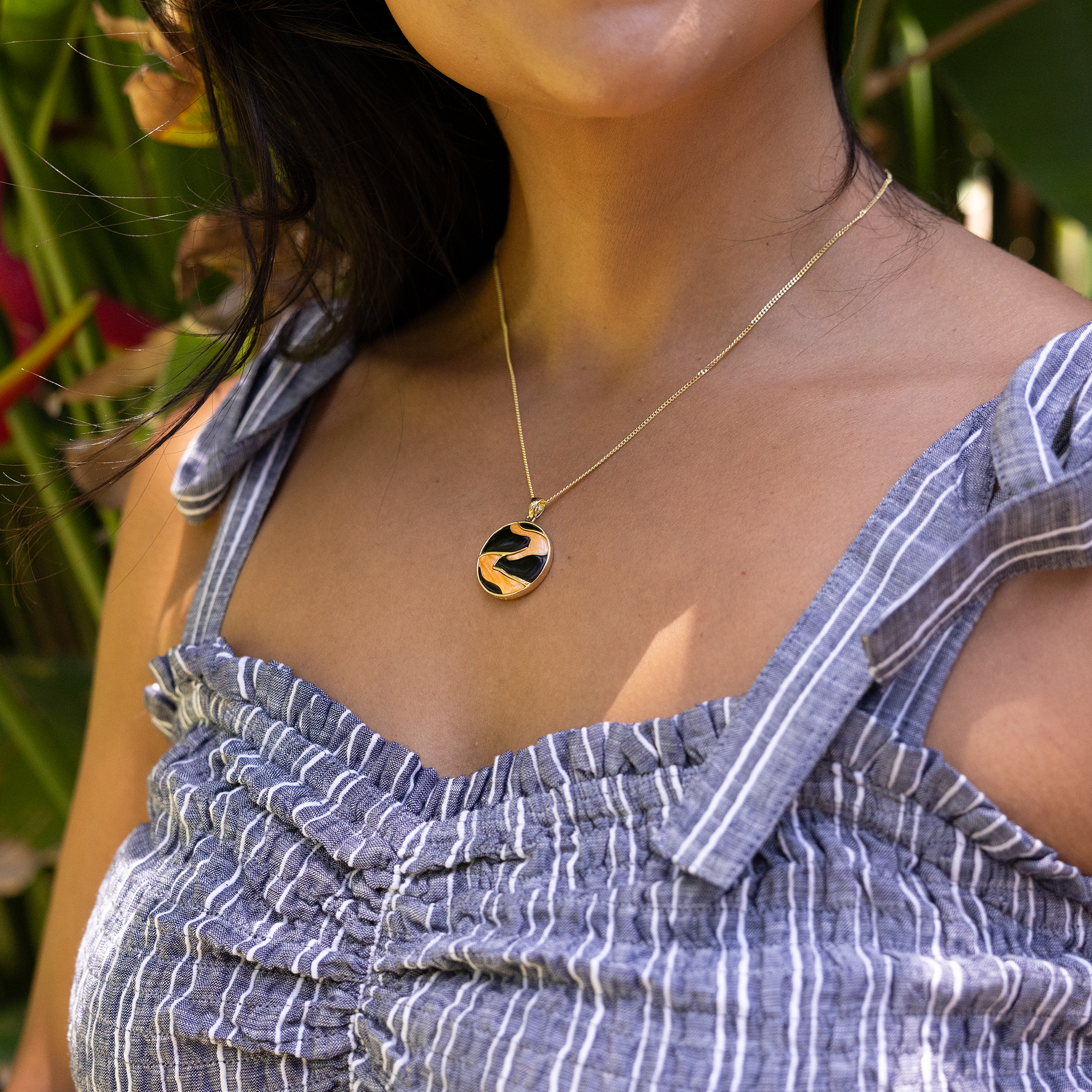 溶岩流黒サンゴととげのあるオイスターペンダント - 22mm