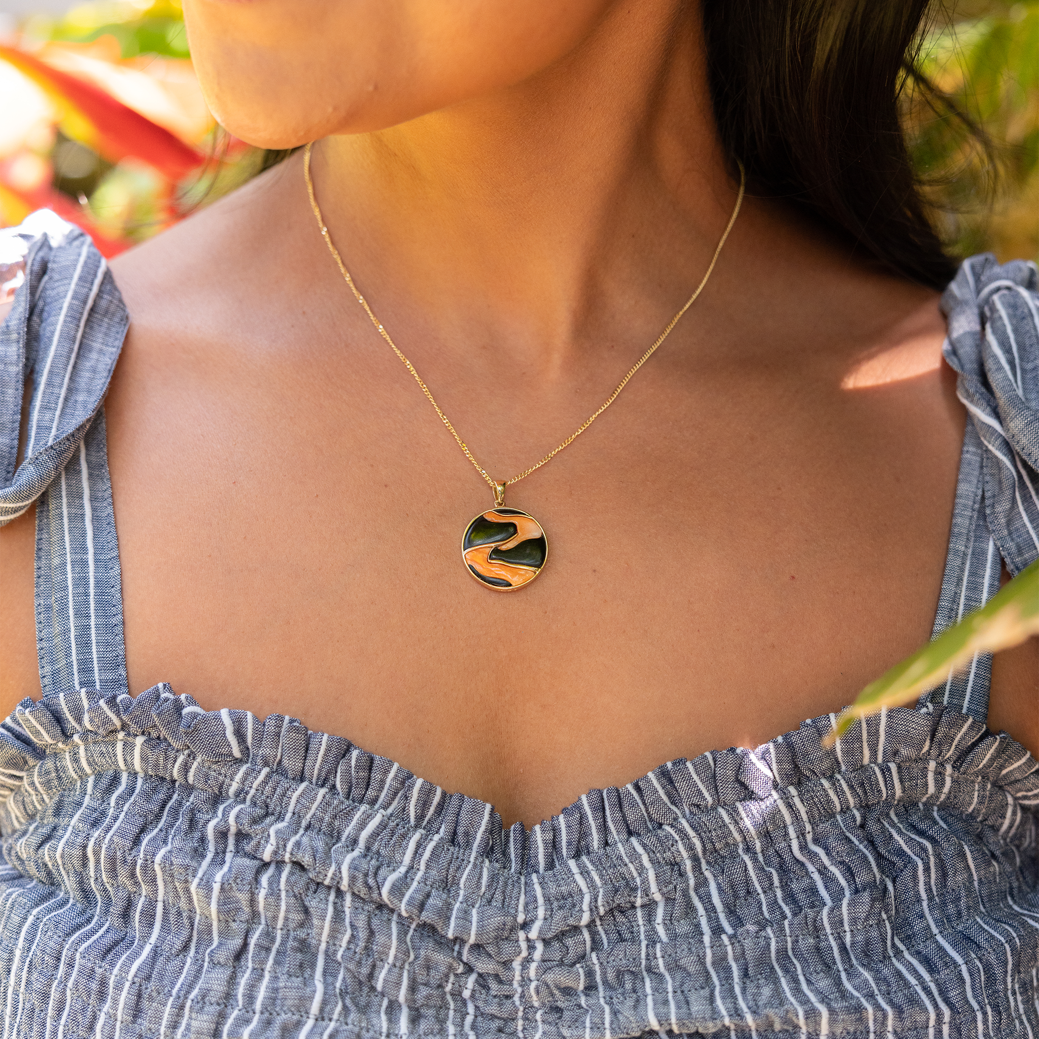 溶岩流黒サンゴととげのあるオイスターペンダント - 22mm