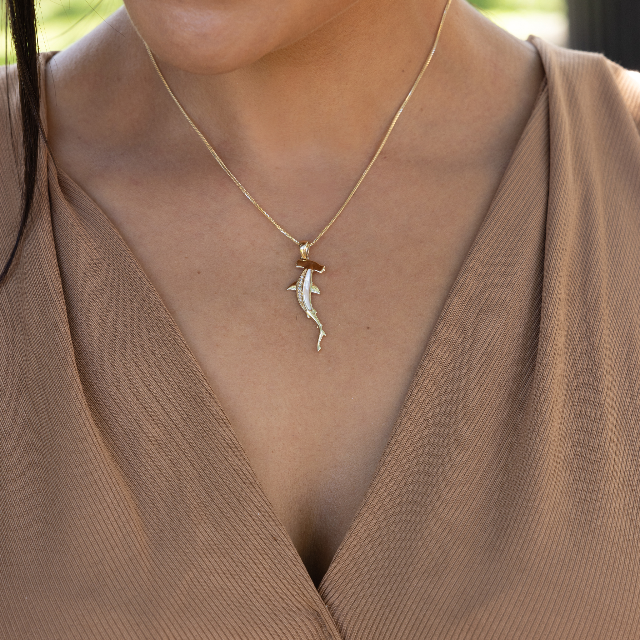 シーライフハンマーヘッドサメのマザーオブパールペンダントのゴールドとダイヤモンド-34mm