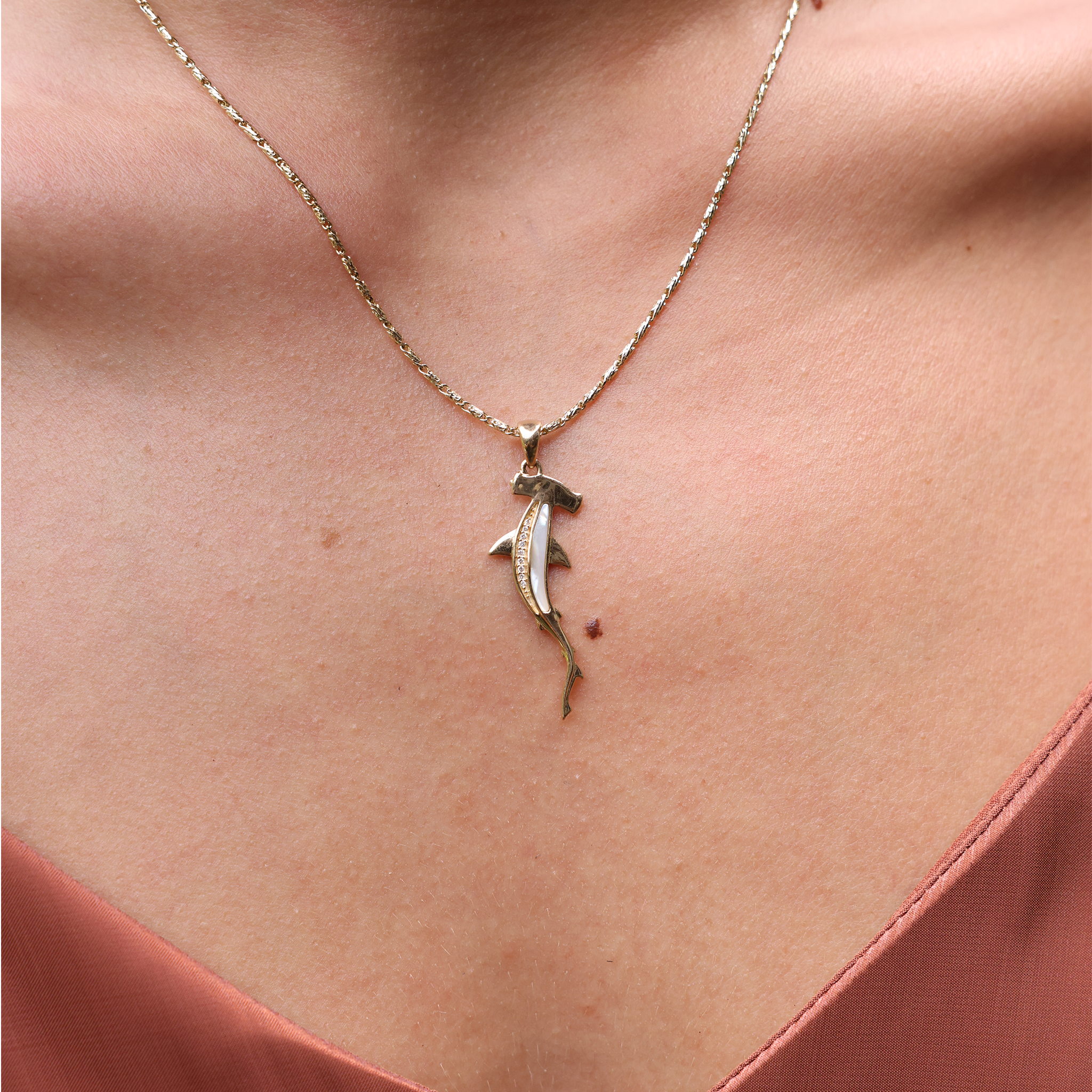 シーライフハンマーヘッドサメのマザーオブパールペンダントのゴールドとダイヤモンド-34mm