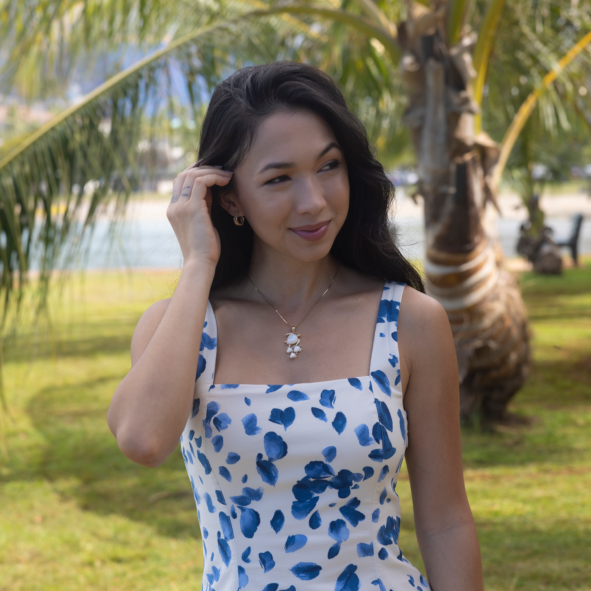 Honu Mother of Pearl Pendant in Gold - 36mm