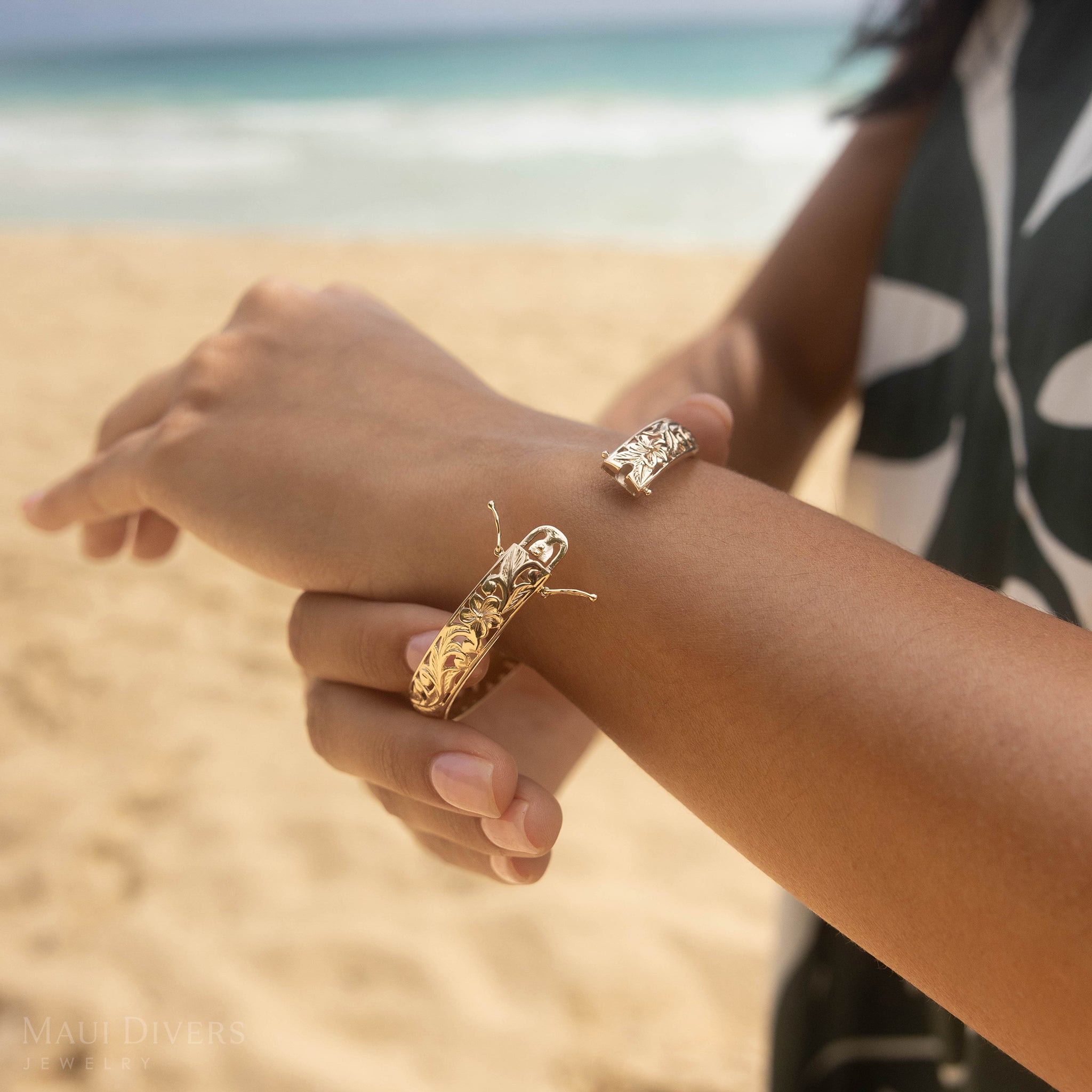 Hawaiian Heirloom Plumeria Hinge Bracelet in Gold - 8mm