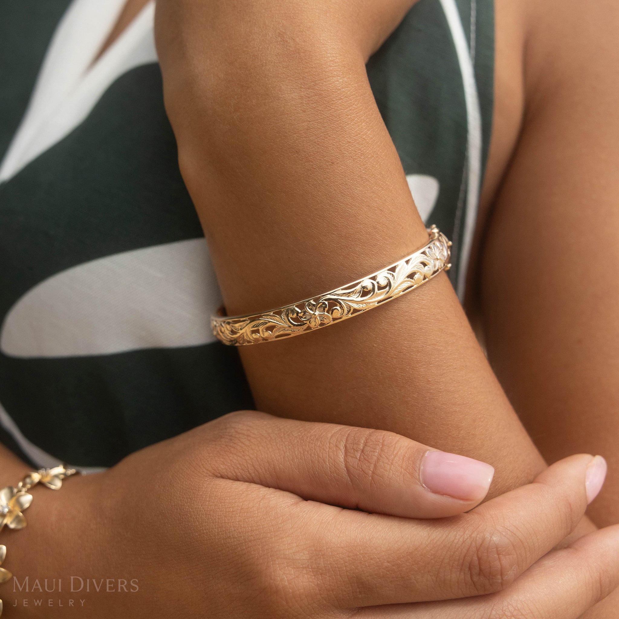 Hawaiian Heirloom Plumeria Hinge Bracelet in Gold - 8mm