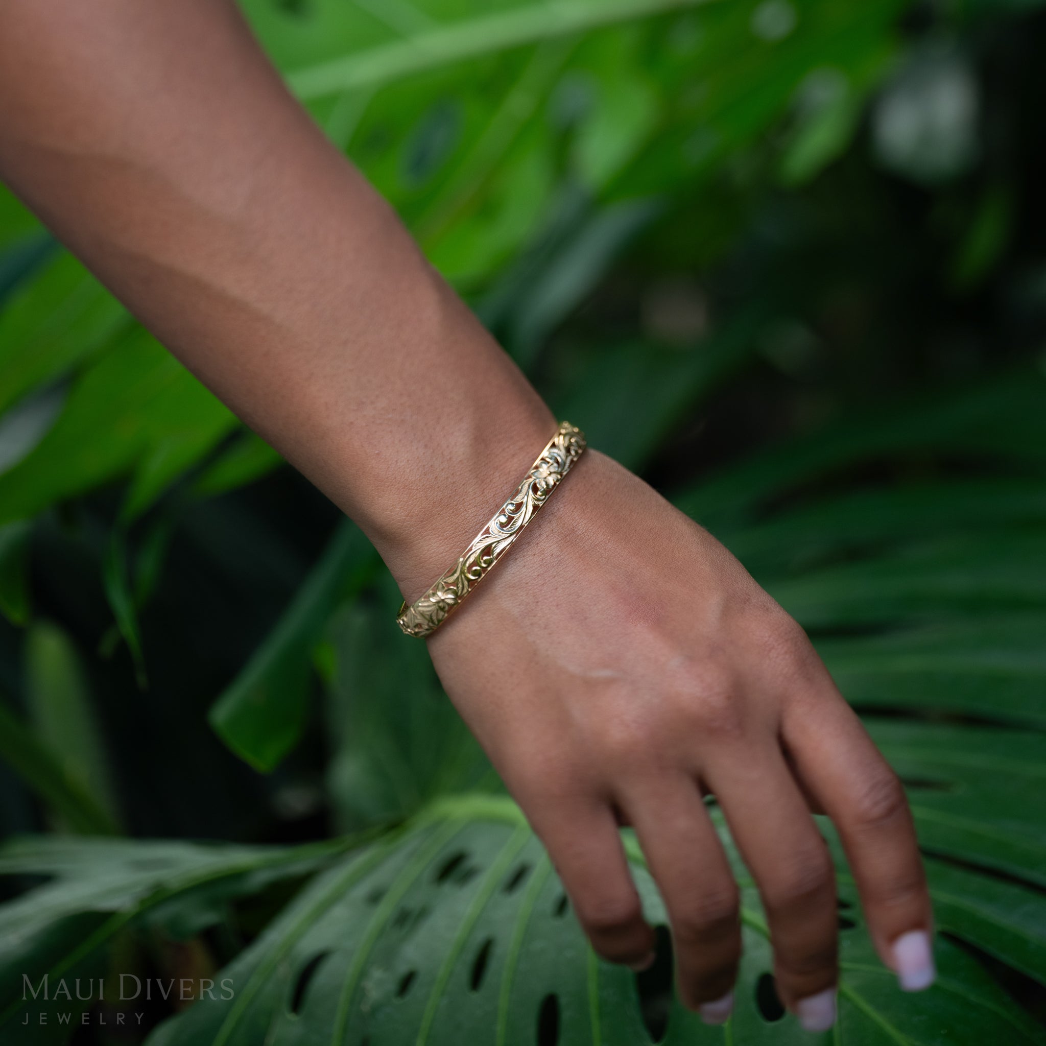 Hawaiian Heirloom Plumeria Hinge Bracelet in Gold - 8mm