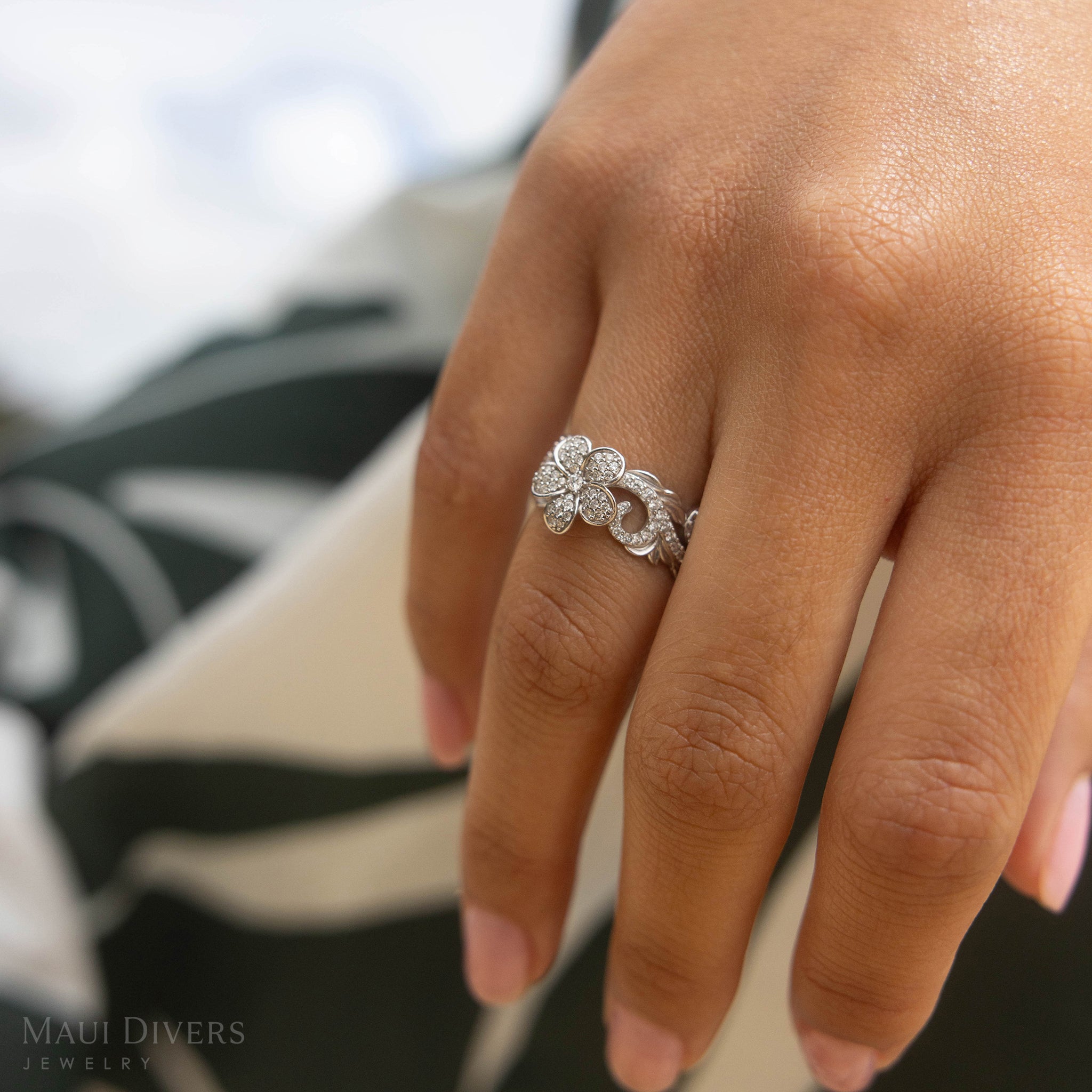 ホワイトゴールドのハワイアンの家宝のプルメリアのリング - 10mm