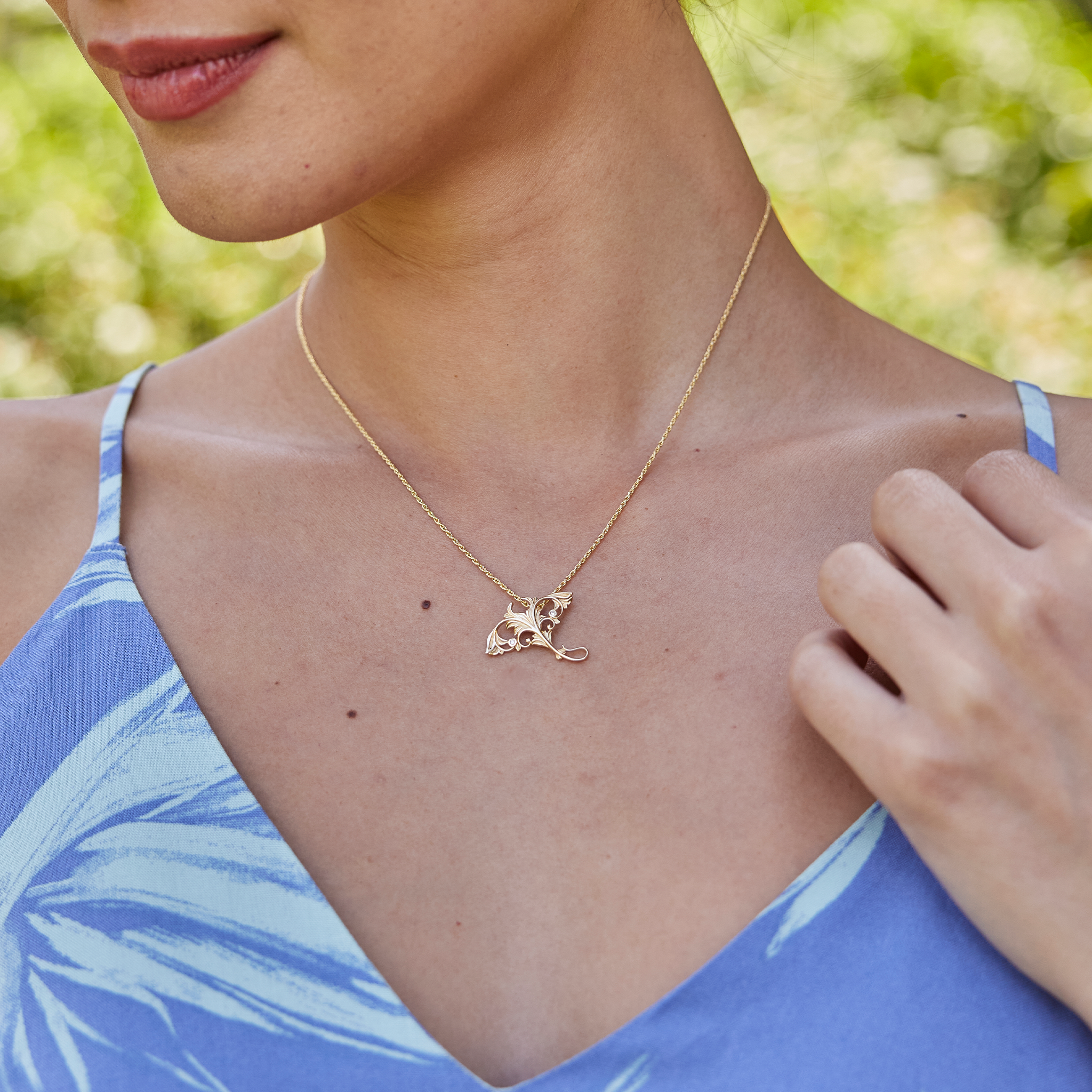 Living Heirloom Manta Ray Pendant in Gold with Diamonds - 23mm