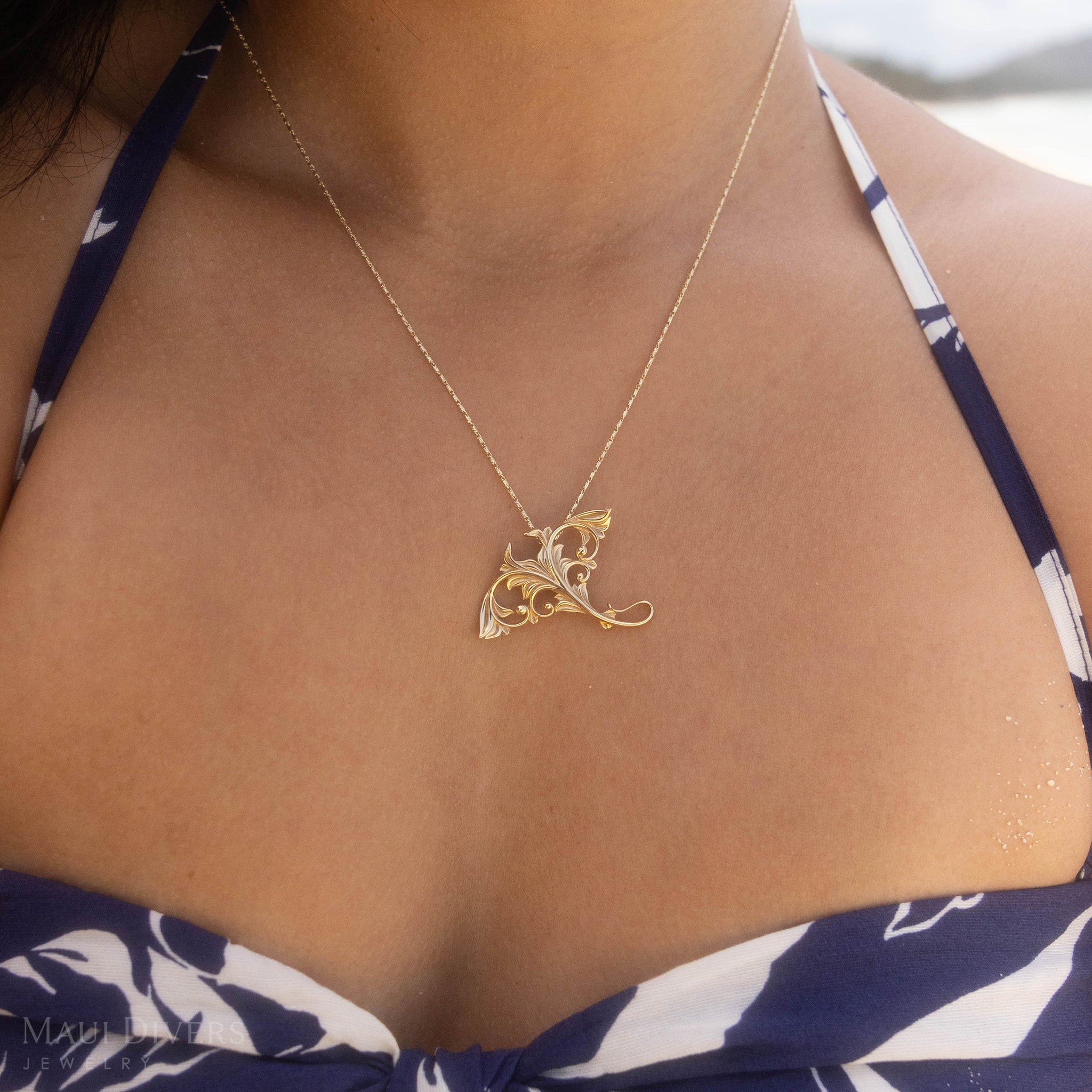 Living Heirloom Manta Ray Pendant in Gold - 35mm