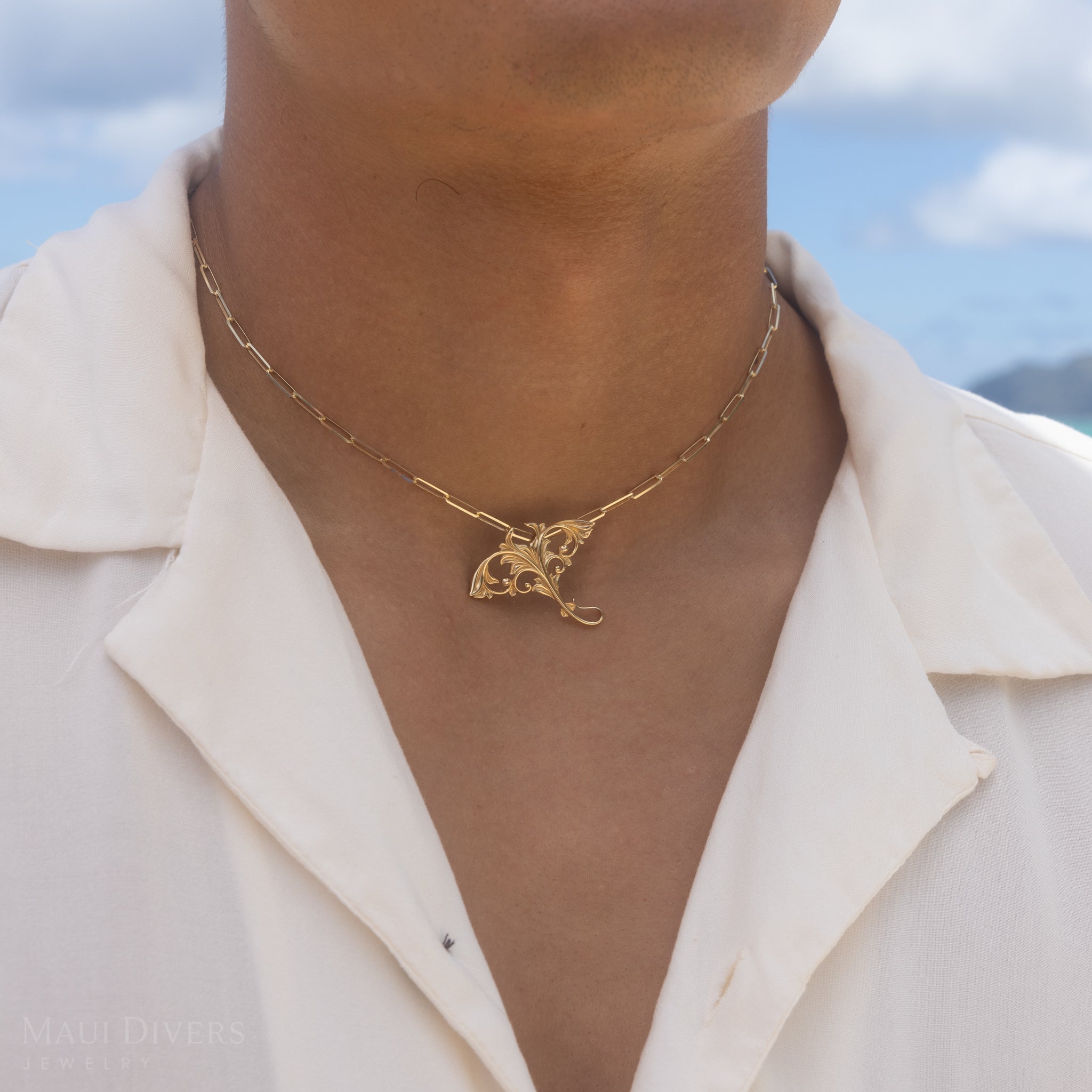 Living Heirloom Manta Ray Pendant in Gold - 35mm
