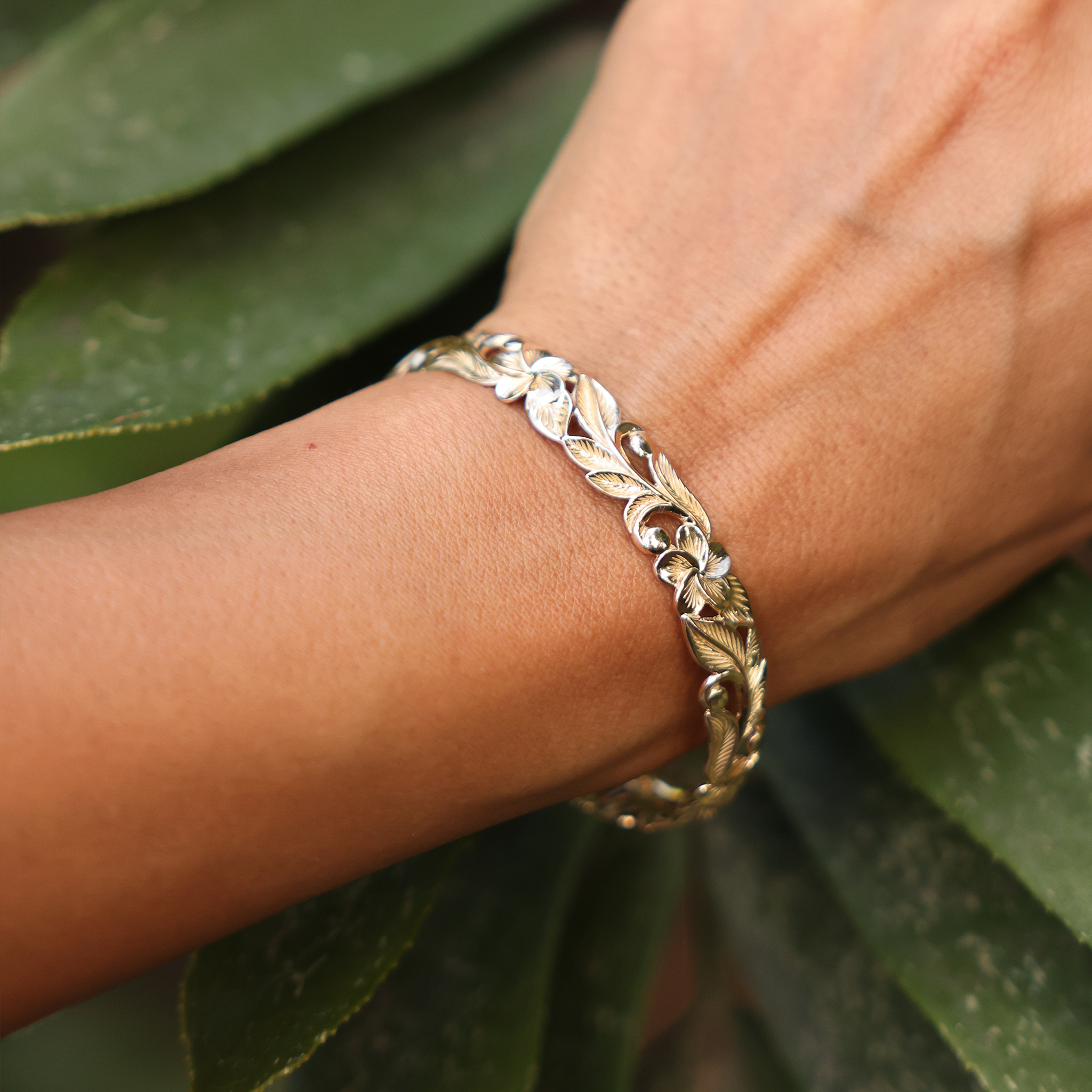 Hawaiian Heirloom Plumeria Bracelet in Gold - 10mm