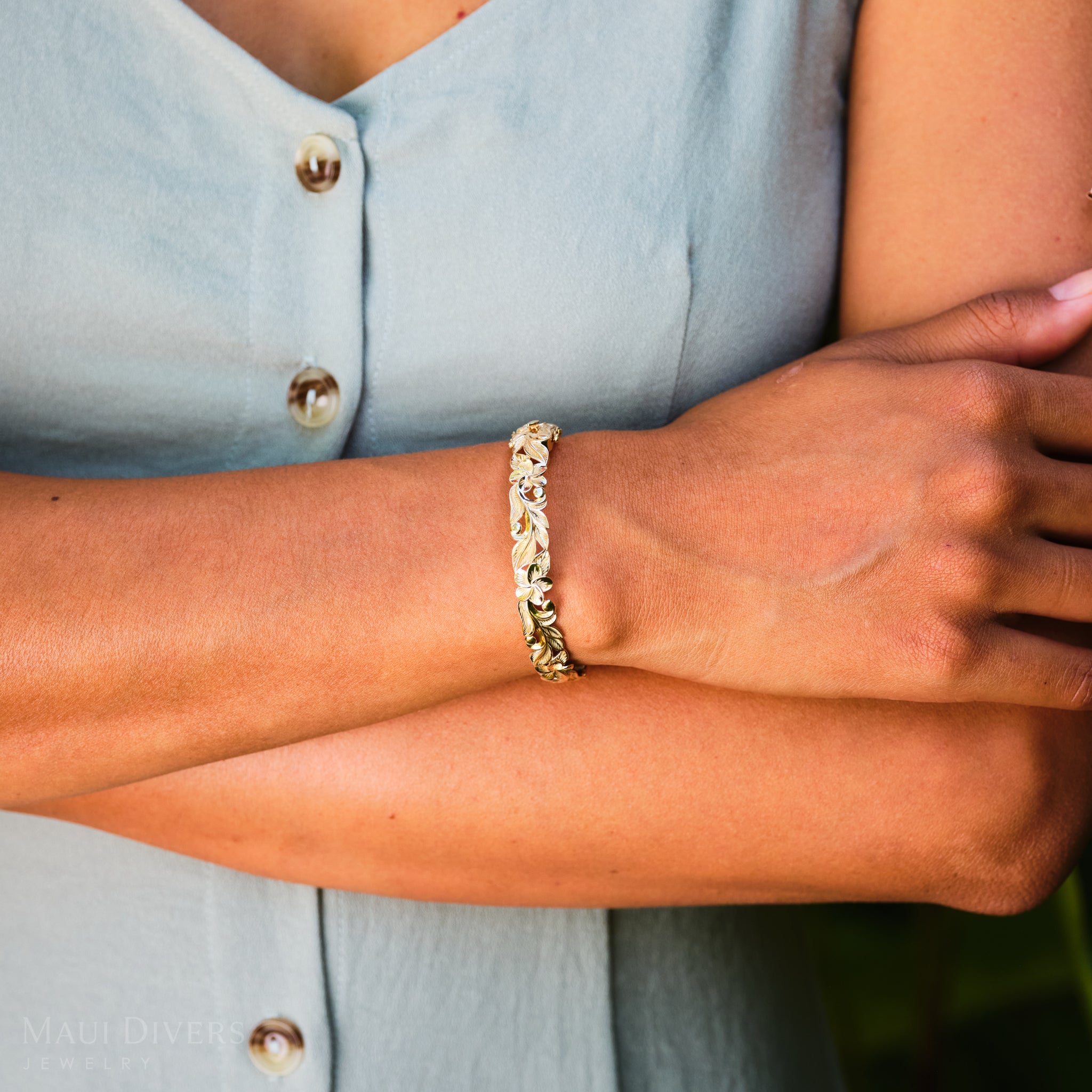 Hawaiian Heirloom Plumeria Hinge Bracelet in Gold - 10mm