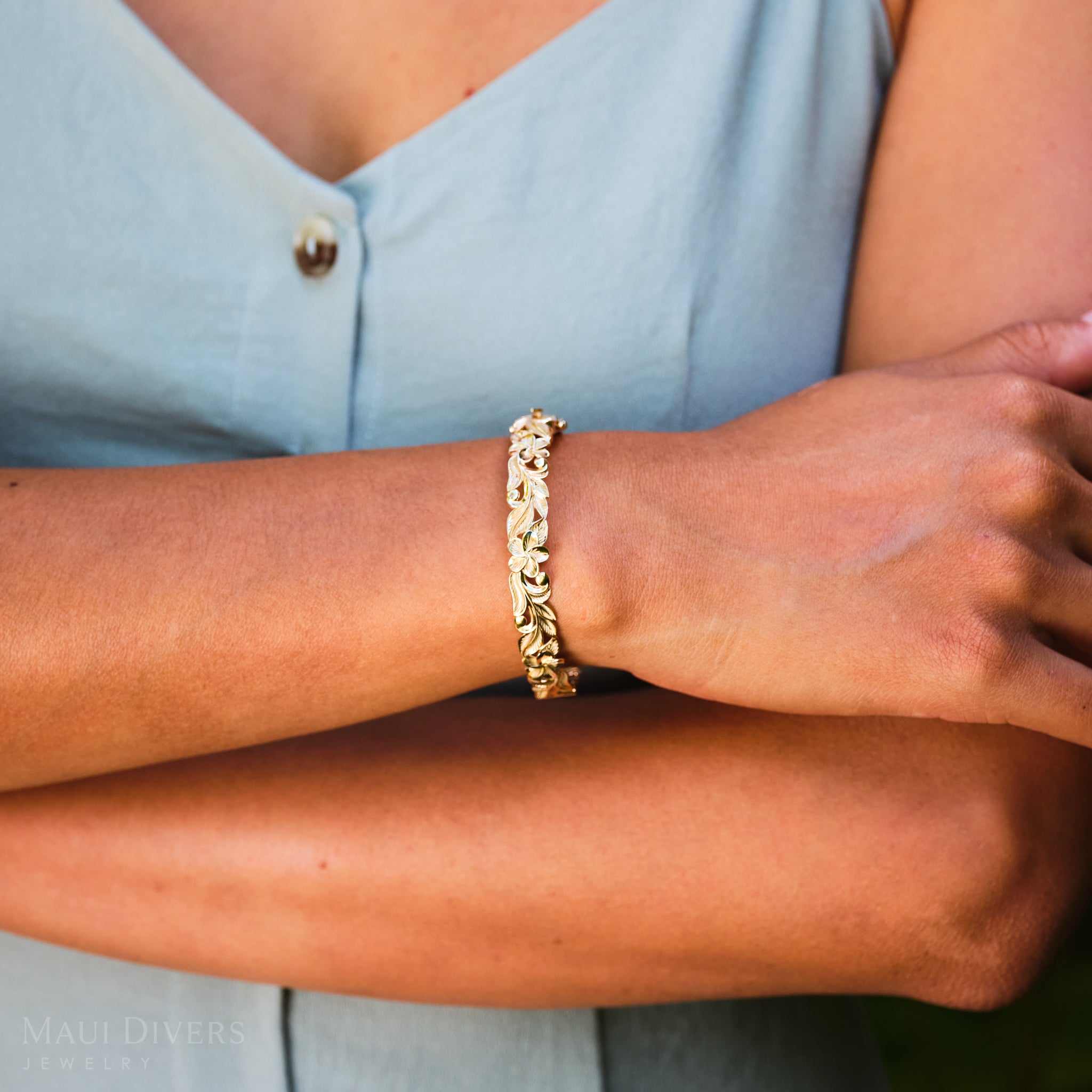 Hawaiian Heirloom Plumeria Hinge Bracelet in Gold - 10mm
