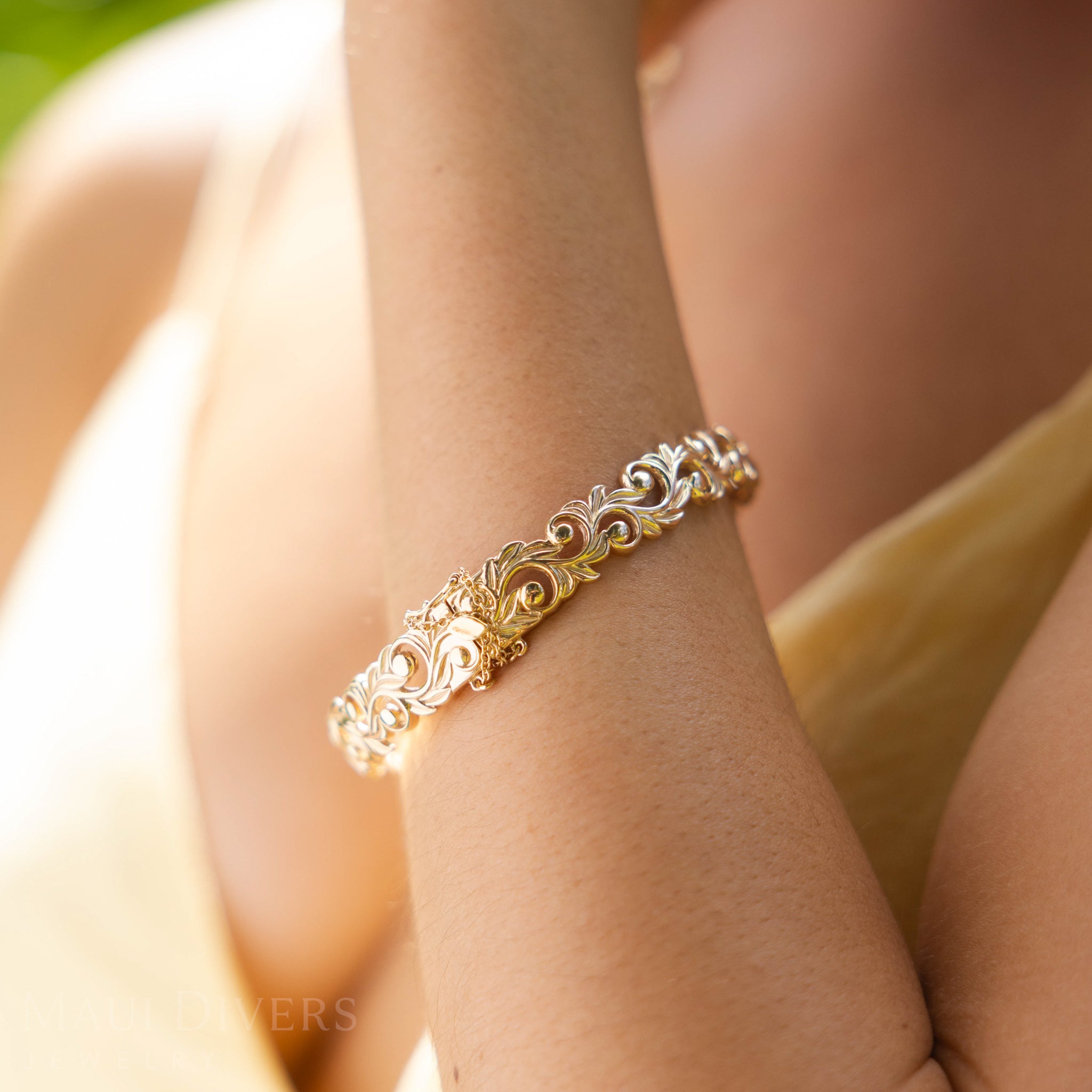 Living Heirloom Hinge Bracelet in Gold - 10mm