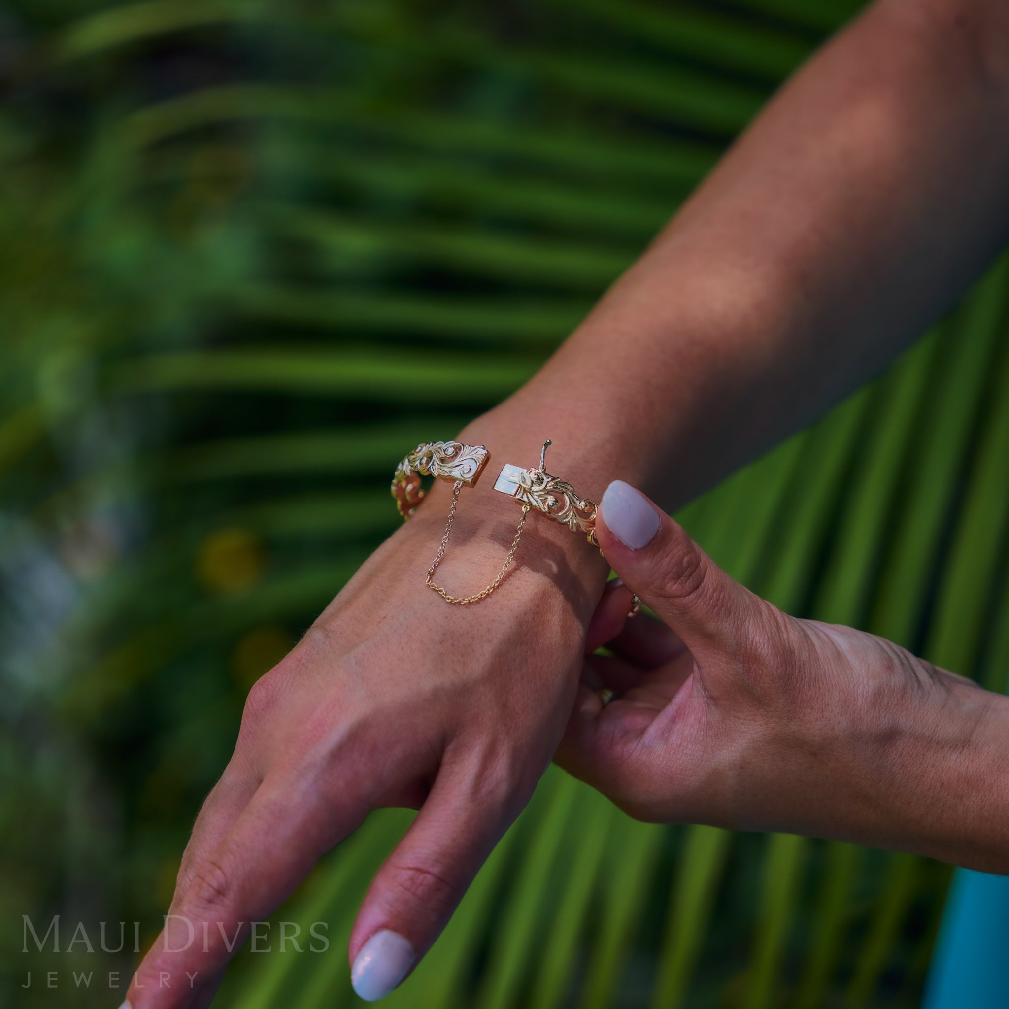 Living Heirloom Hinge Bracelet in Gold - 10mm
