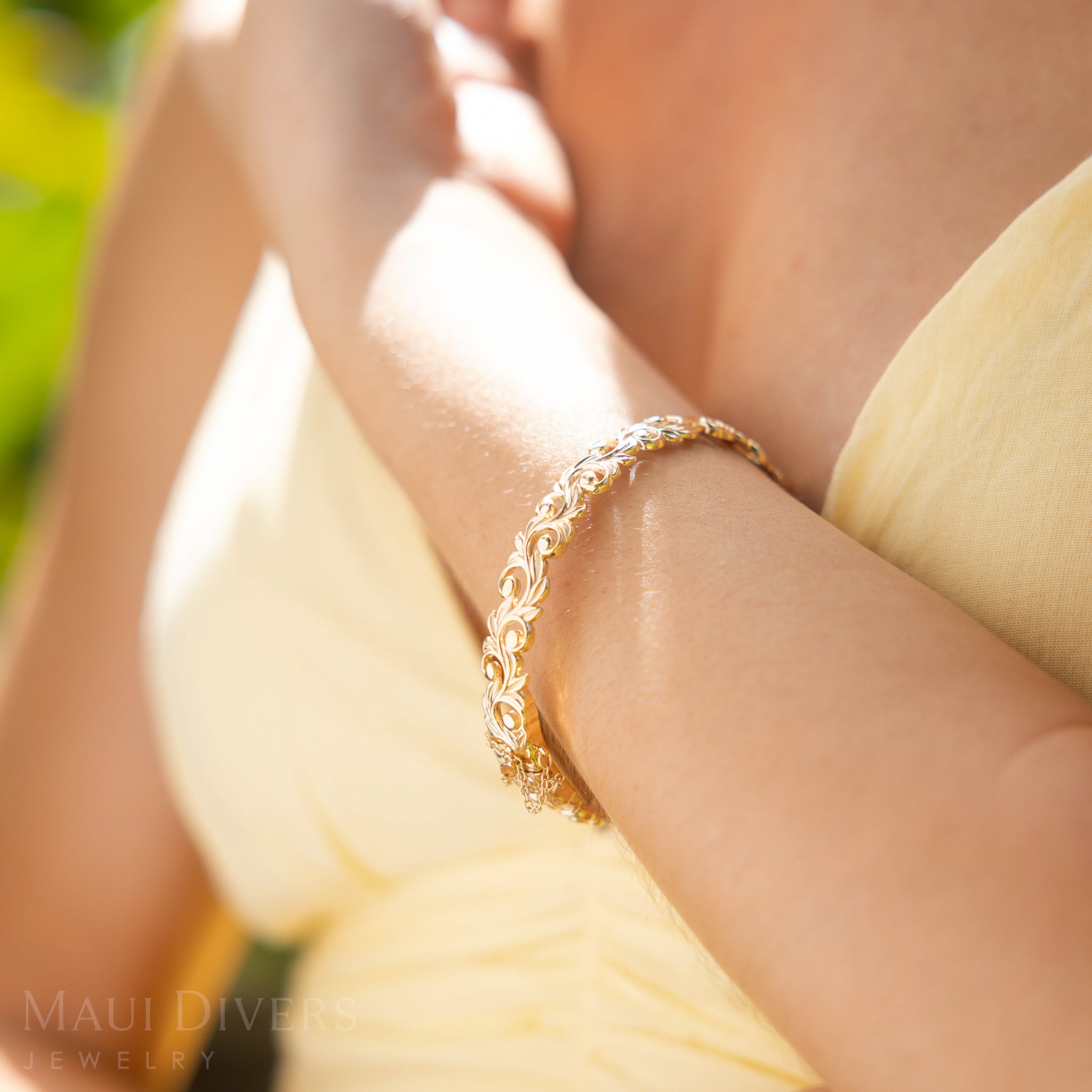Living Heirloom Hinge Bracelet in Gold - 10mm