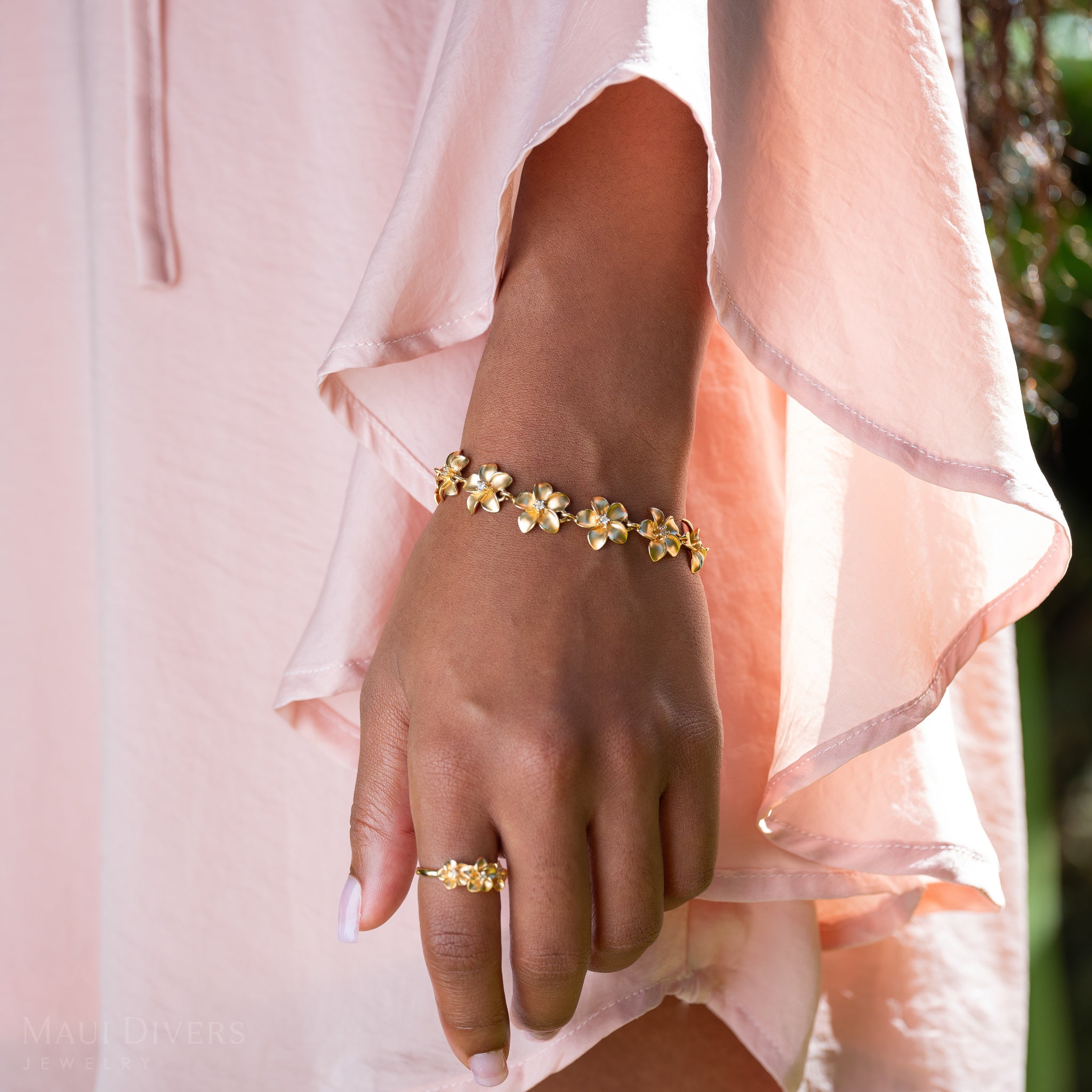 ダイヤモンド付き金のプルメリアブレスレット-13mm-サイズ7.25 "