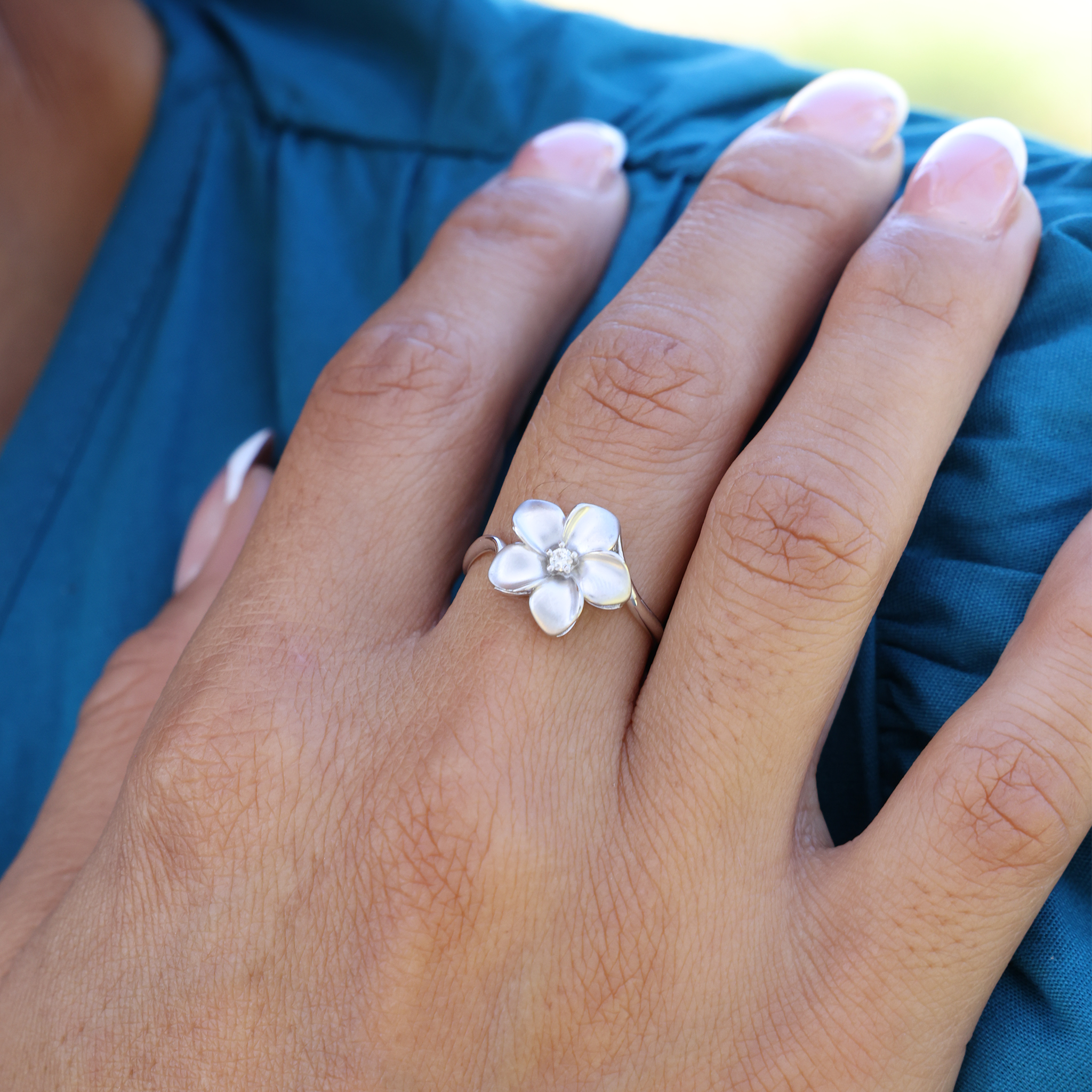 Plumeria Ring in White Gold with Diamond - 13mm