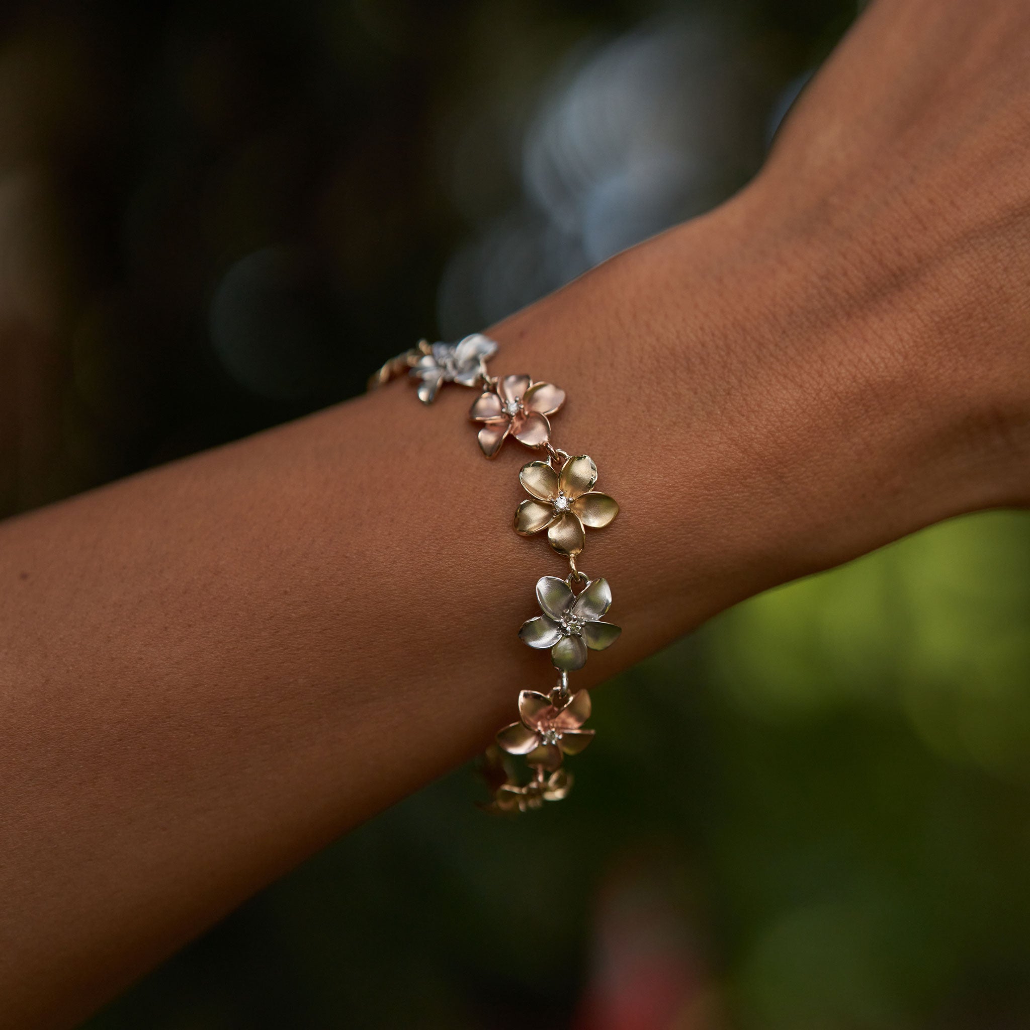 ダイヤモンド付きトライカラーゴールドのプルメリアブレスレット-13mm -7.25 "